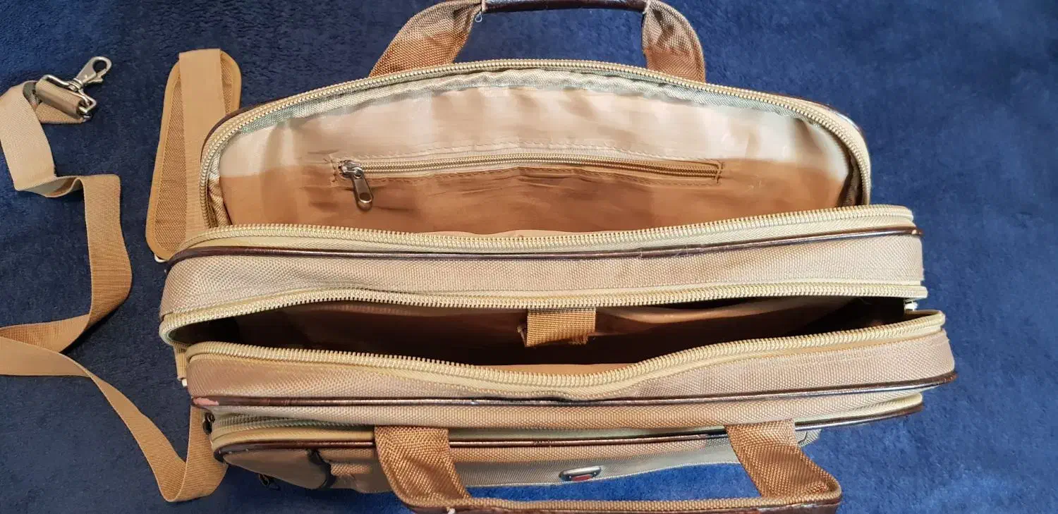 کیف مدرسه و دانشگاه|کیف، کفش، کمربند|اصفهان, ملاصدرا|دیوار