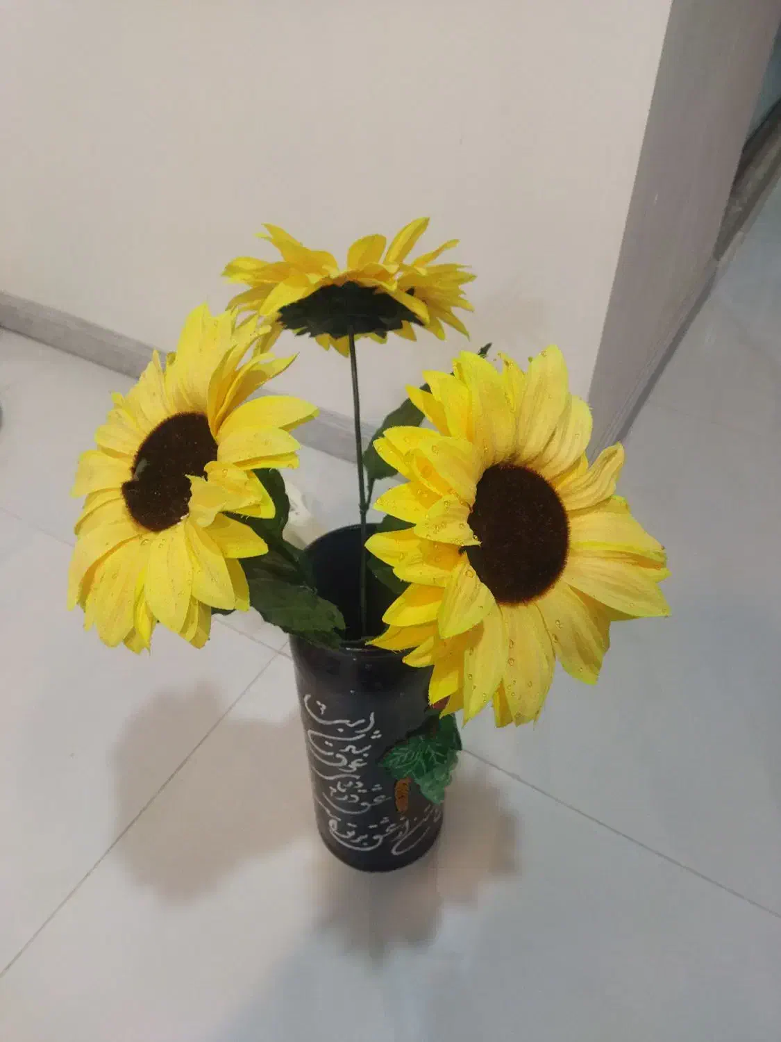 گلدان سفالی و فلزی|گل مصنوعی|قائن, |دیوار