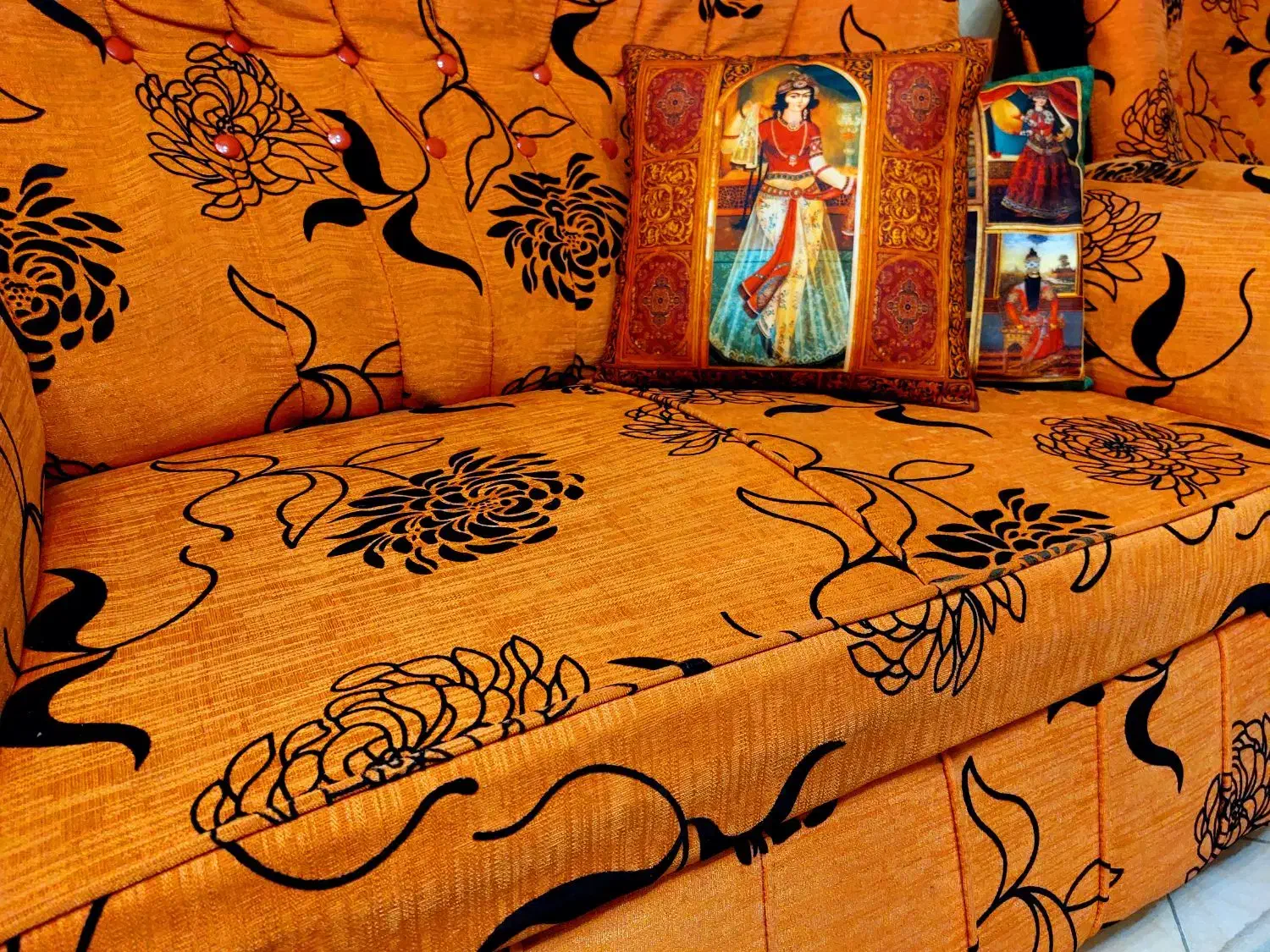 مبل راحتی و میز تلویزیون در حد نو و فرش ۶ متری|مبلمان خانگی و میز عسلی|تهران, صادقیه|دیوار