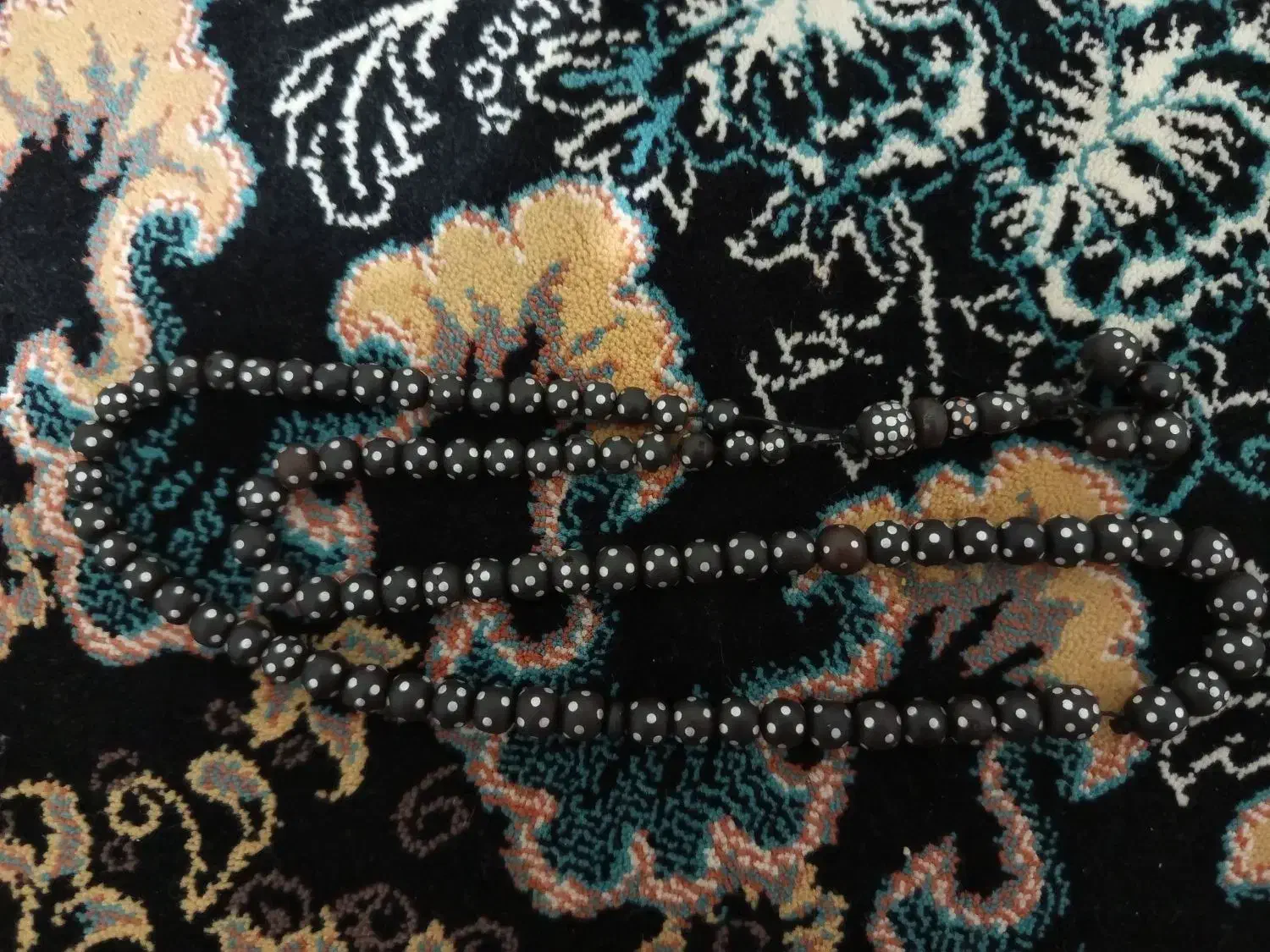 تسبیح و زنجیر|کلکسیون اشیاء عتیقه|مرودشت, ولایت|دیوار