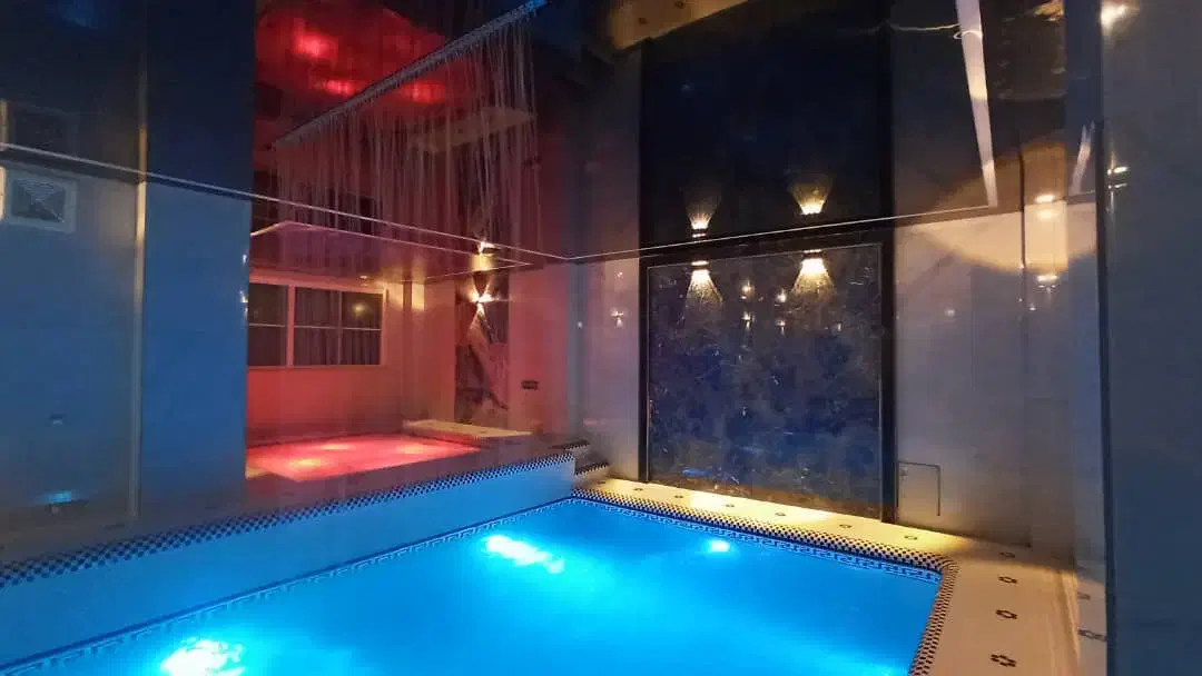 اجاره ویلا استخردار با جکوزی فول امکانات|اجارهٔ کوتاه‌مدت ویلا و باغ|بندر انزلی, انقلاب|دیوار