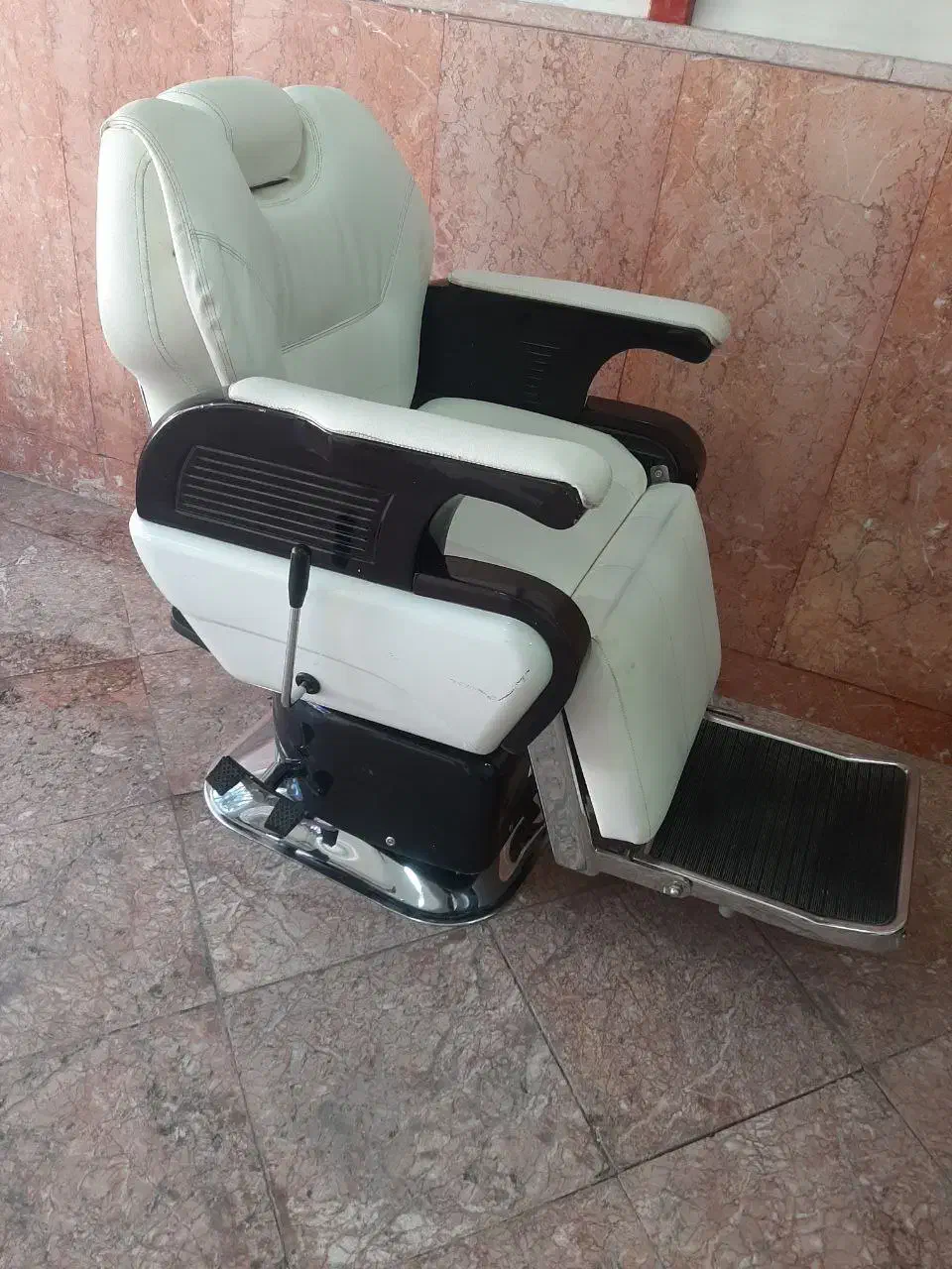 وسایلها درحدآک صندلی VIP   جکی سرشور تخت و..|آرایشگاه و سالن‌های زیبایی|مشهد, هفده شهریور|دیوار