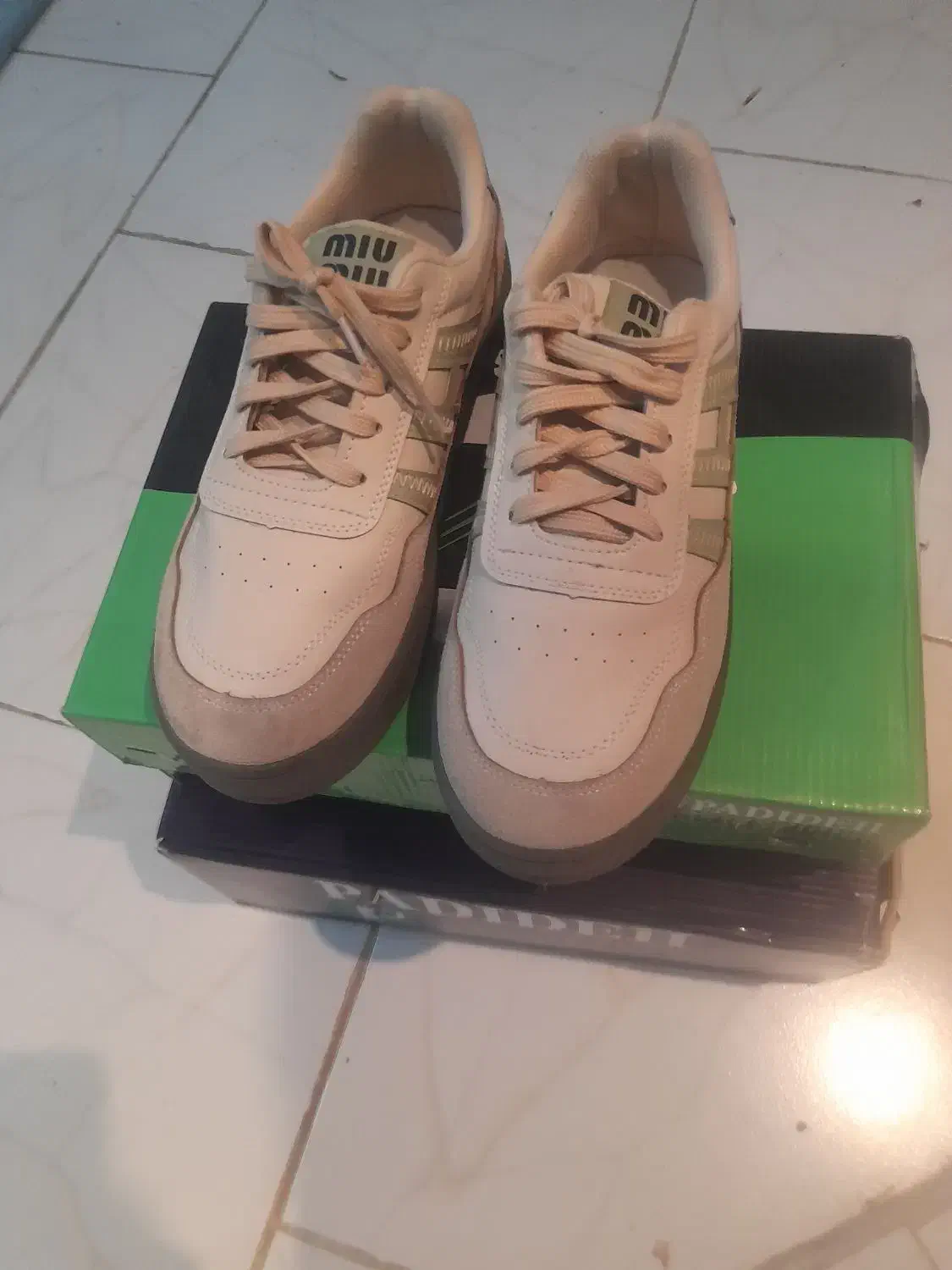 کفش. کتانی|کیف، کفش، کمربند|رشت, انصاری|دیوار