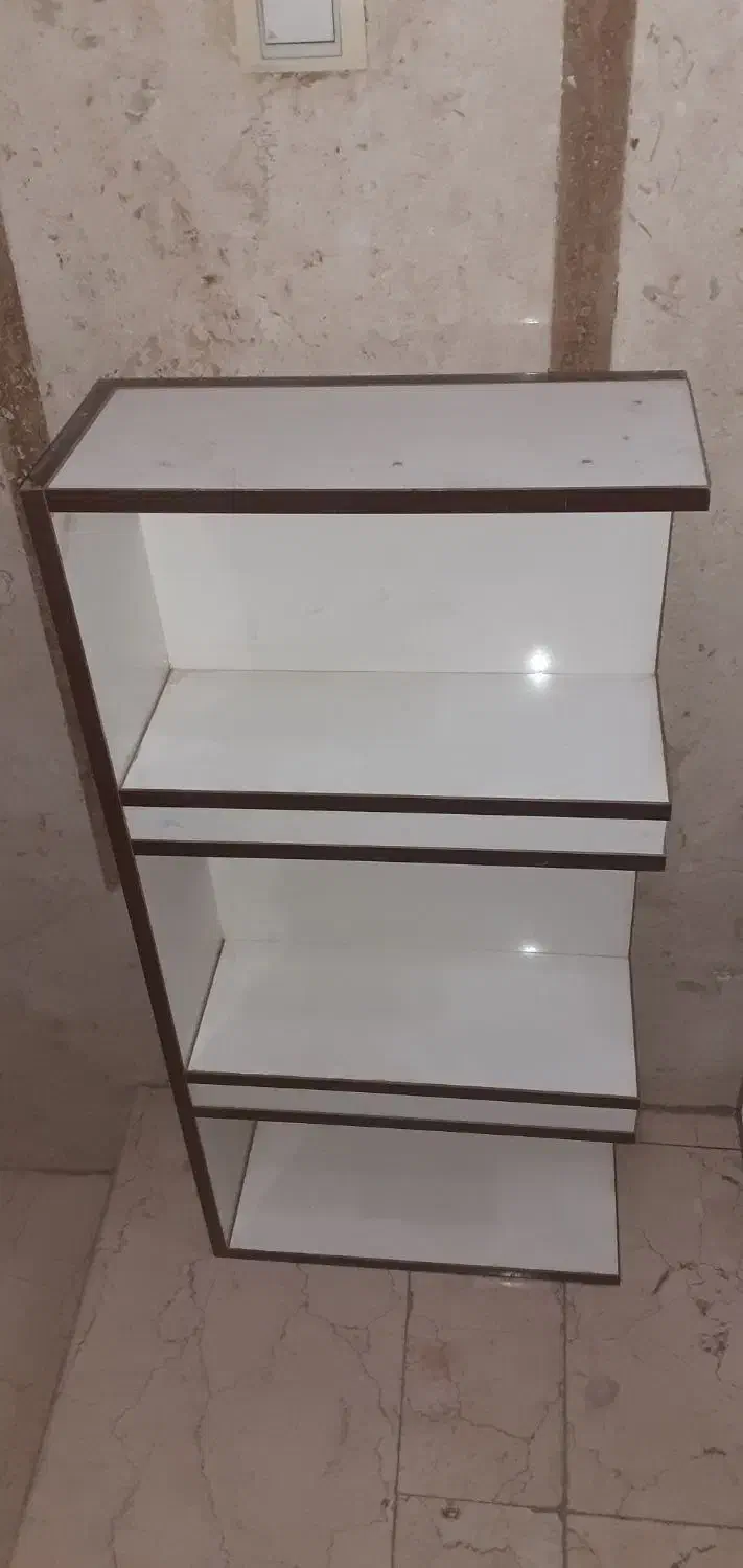 تعدادی شلف وتعدادی  دکوری  کابینت  ویخچال|کتابخانه، شلف، قفسه‌های دیواری|تهران, تهران‌نو|دیوار