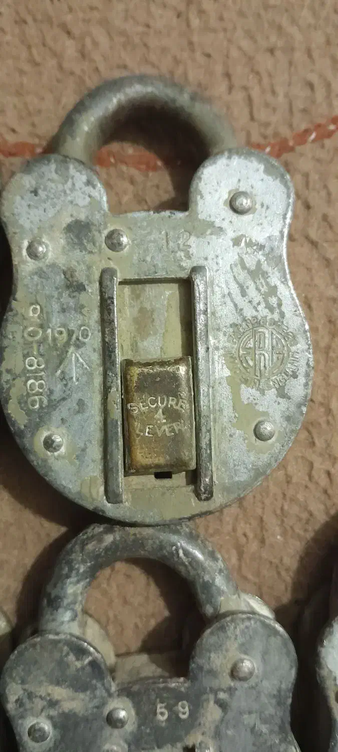 پنج عدد قفل قدیمی|کلکسیون اشیاء عتیقه|مسجد سلیمان, |دیوار