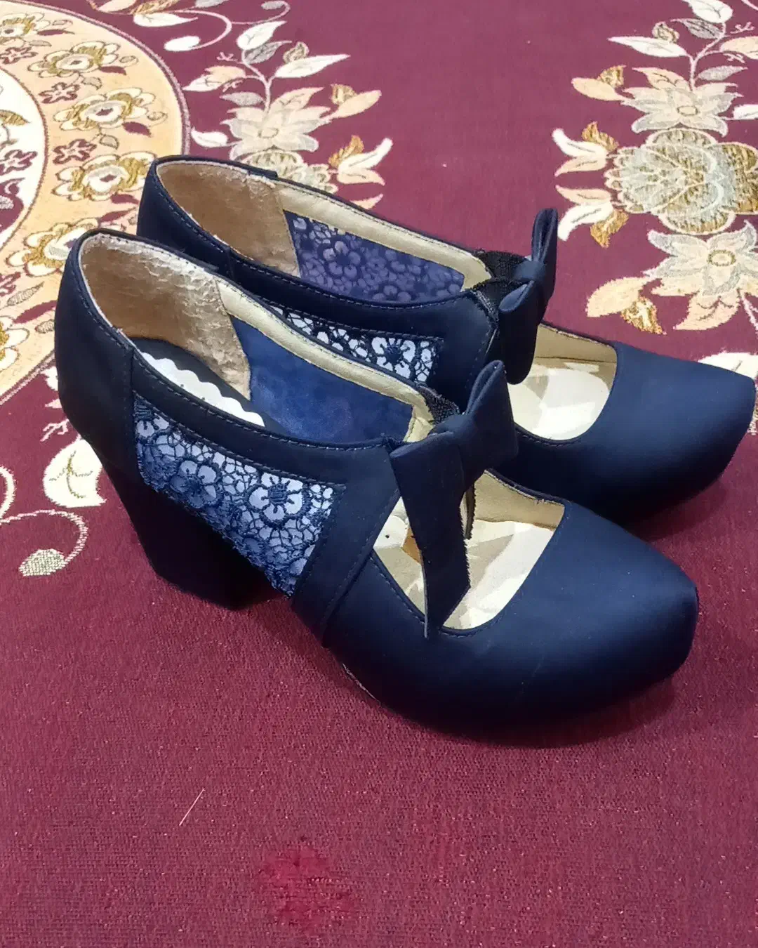 کفش|کیف، کفش، کمربند|کارون, |دیوار