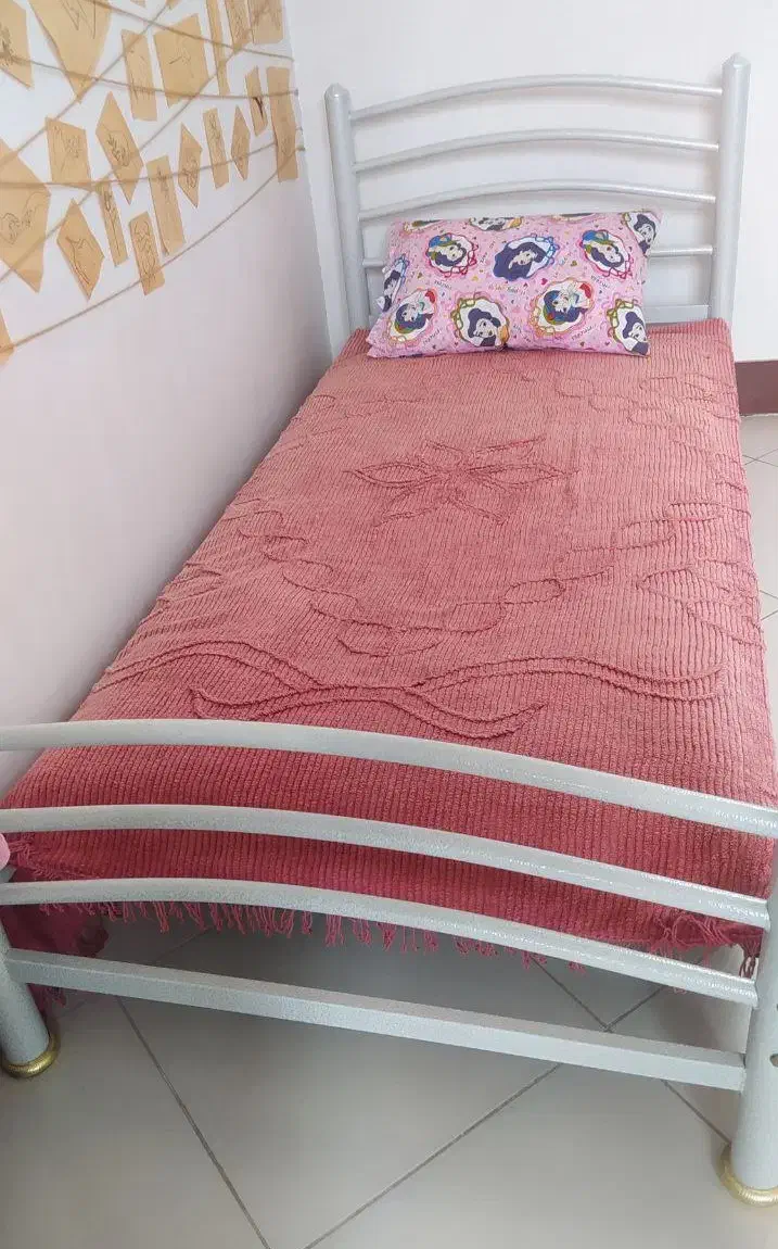 دو عدد تخت فلزی|تخت و سرویس خواب|بروجرد, |دیوار