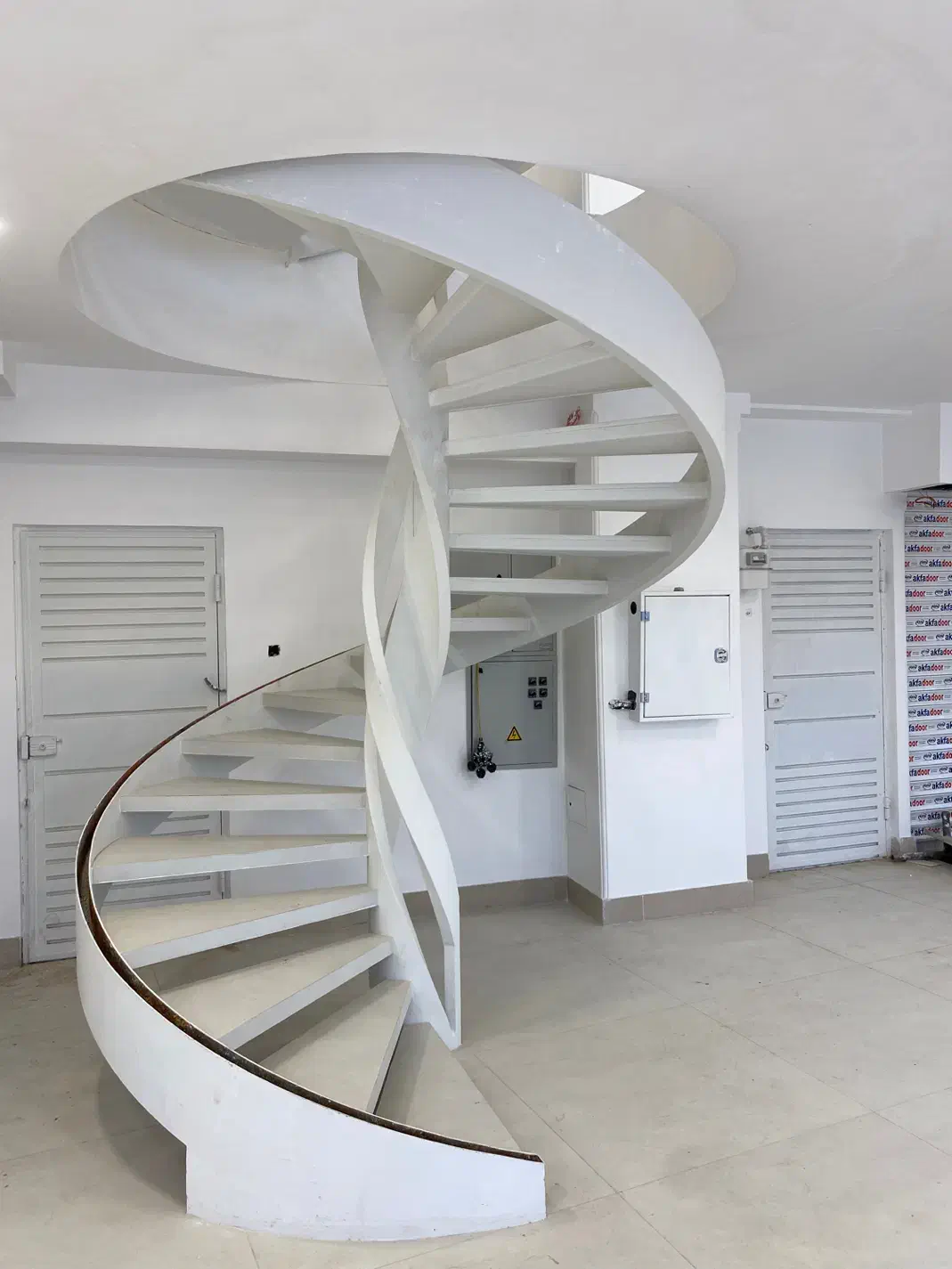 اجاره واحد تجاری ۷۰۰متری با امکانات فول|اجارهٔ مغازه و غرفه|کرمان, |دیوار