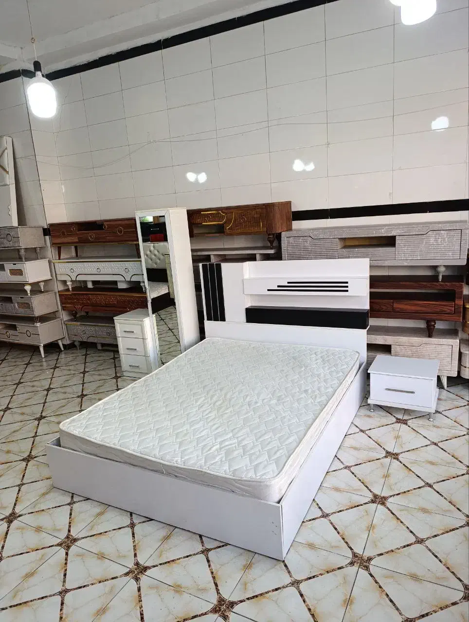 سرویس تخت و خواب دو نفره همراه میز آرایش و پاتختی|تخت و سرویس خواب|مهاباد (آذربایجان غربی), |دیوار