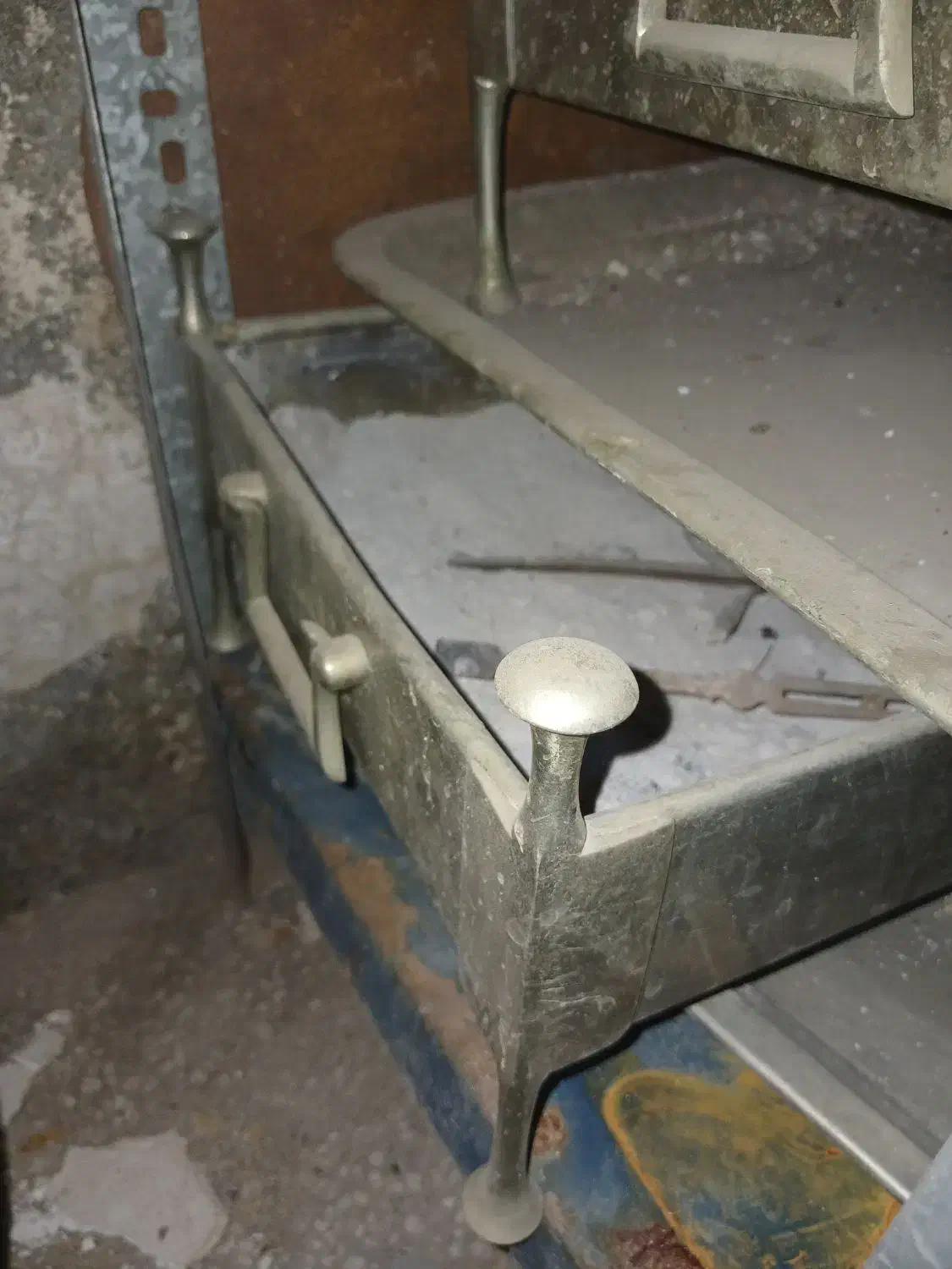 انواع منقل برنجی و اهنی و ورشویی قدیمی|کلکسیون اشیاء عتیقه|یزد, |دیوار