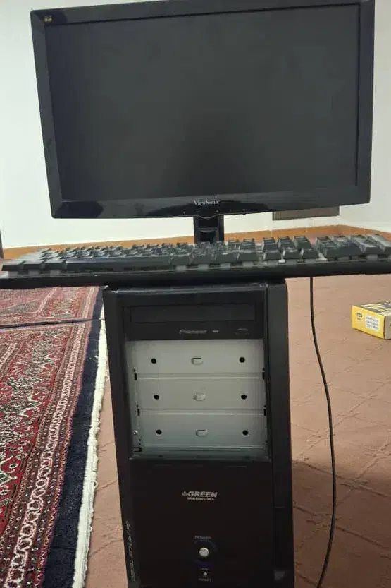 یک دستگاه کامپیوتر کارکرده|رایانه رومیزی|خوی, |دیوار