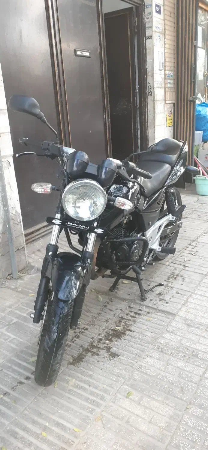 پالس ug4|موتورسیکلت|قم, قلعه یزدیها|دیوار