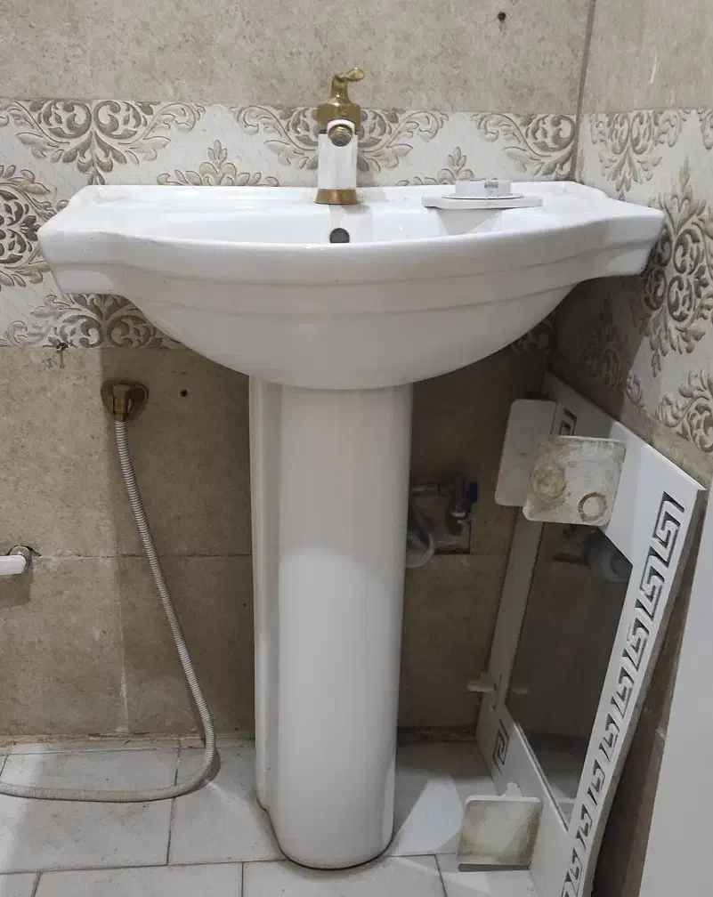 سنگ روشویی و درب چوبی اتاق|لوازم سرویس بهداشتی|مشکین‌دشت, |دیوار