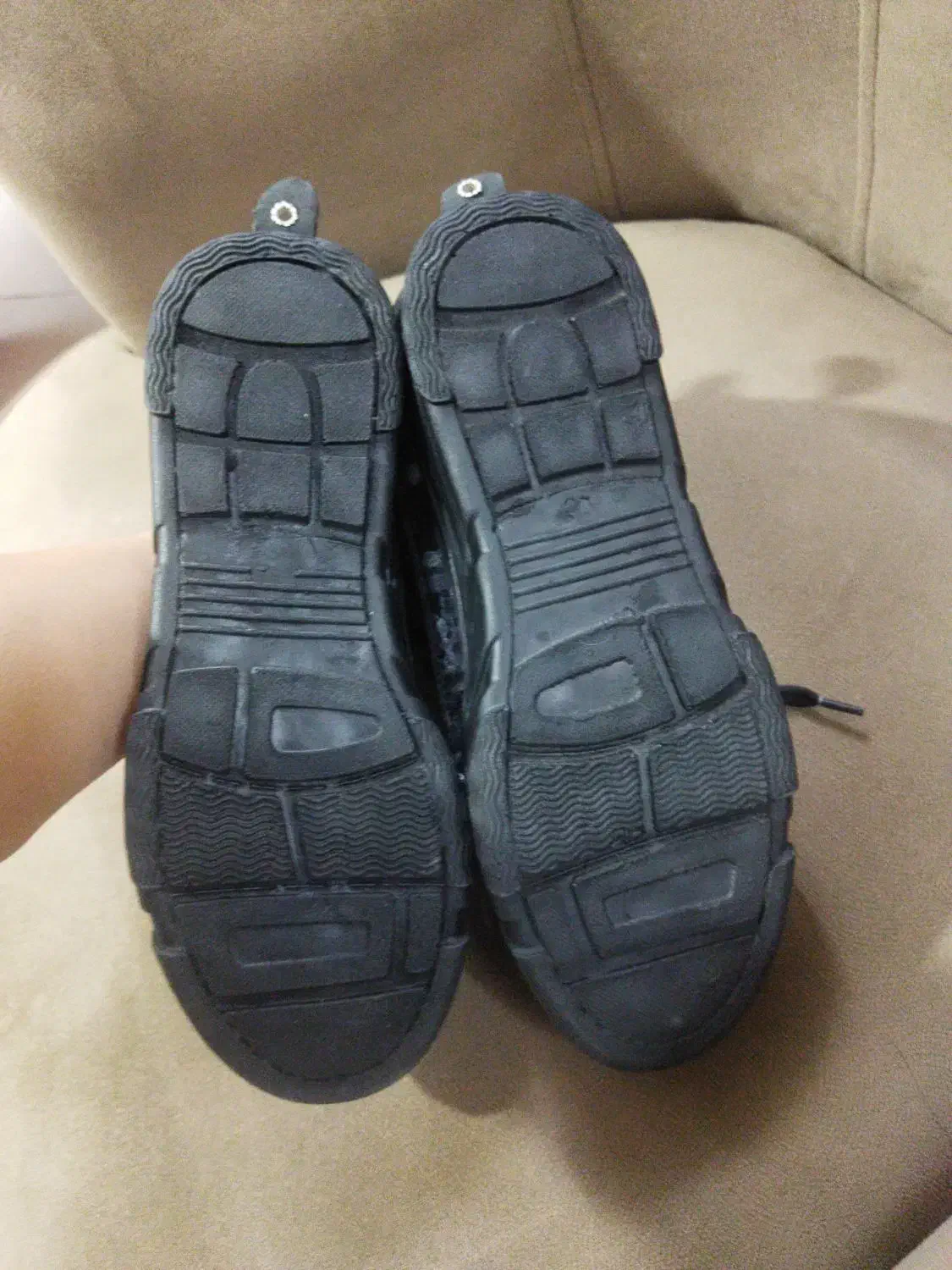 کفش|کیف، کفش، کمربند|تربت جام, نظامی|دیوار