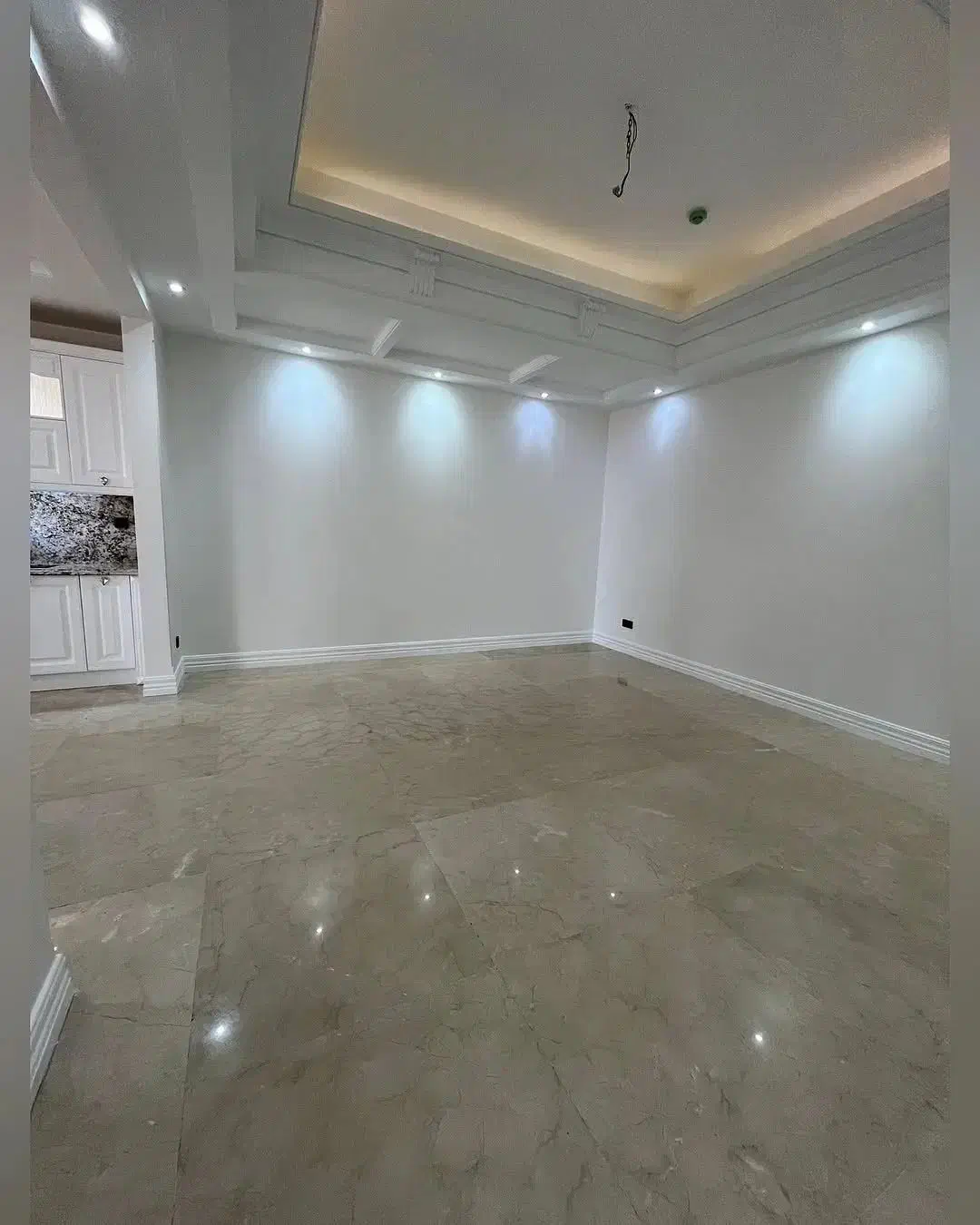 ۳۰۰متر ۴خواب نوساز ۲۰متر تراس هتلینگ آفرویژه