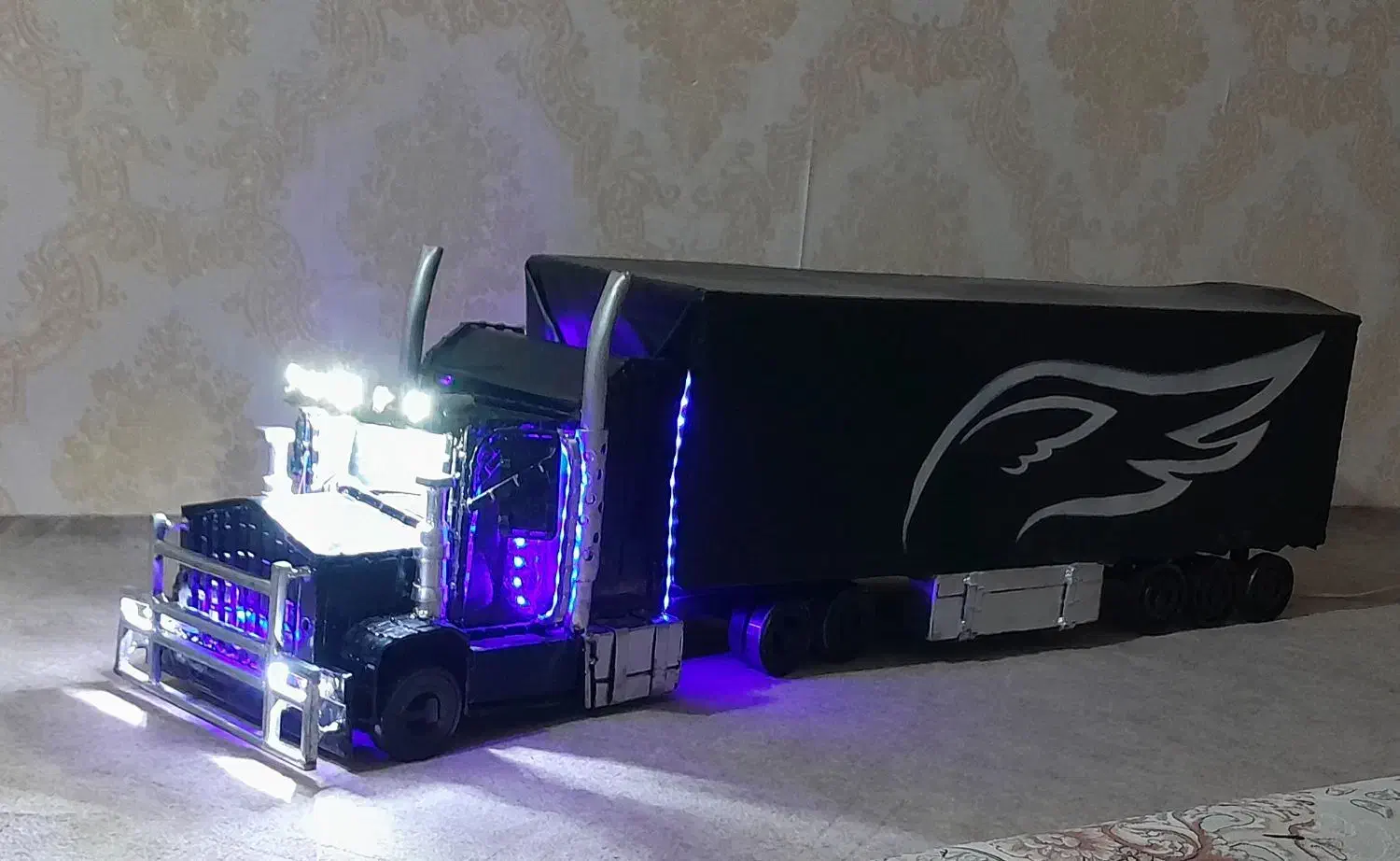 ماکت کامیون بزرگ ۱۲چرخ|مجسمه، تندیس، ماکت|تبریز, |دیوار