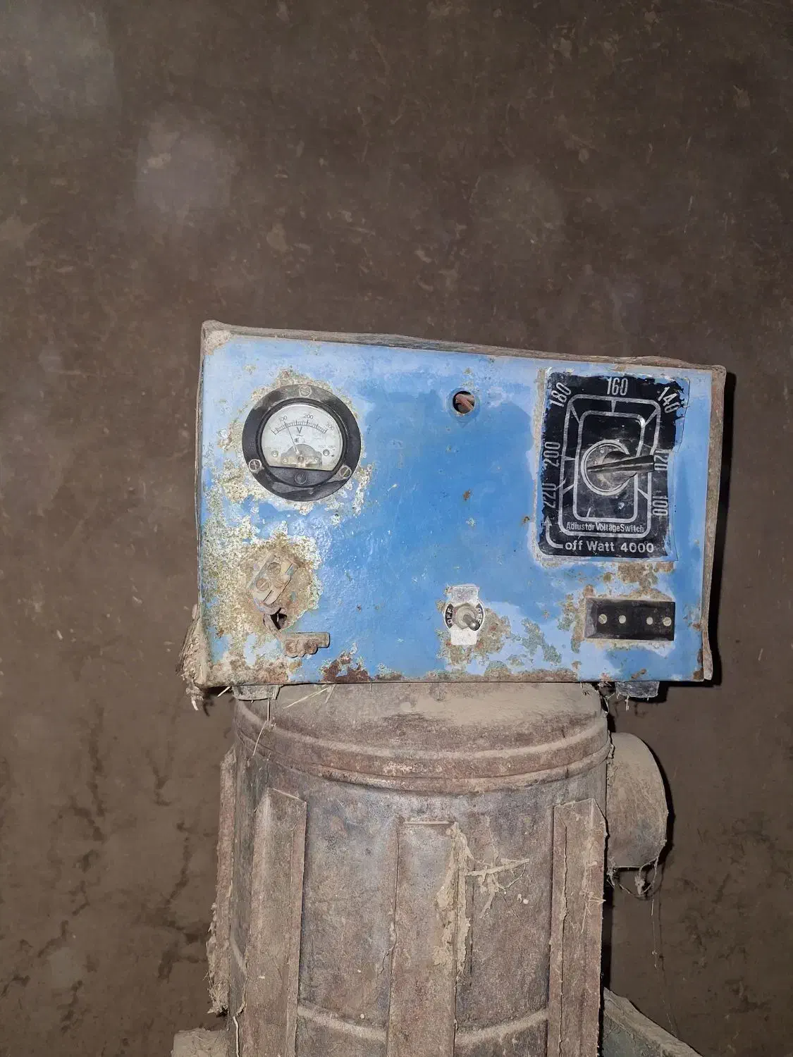 ترانس برق قدیمی|ماشین‌آلات صنعتی|بوژگان, |دیوار