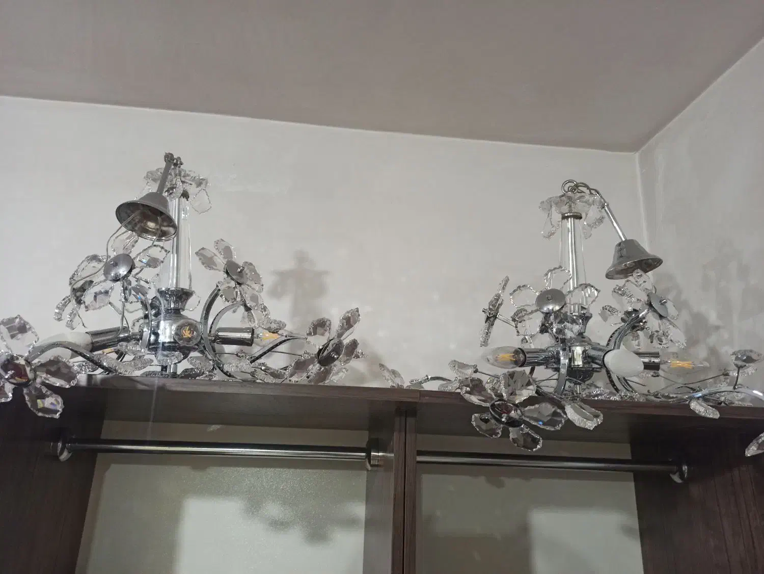 دو عدد لوستر|لوستر و چراغ آویز|بومهن, |دیوار