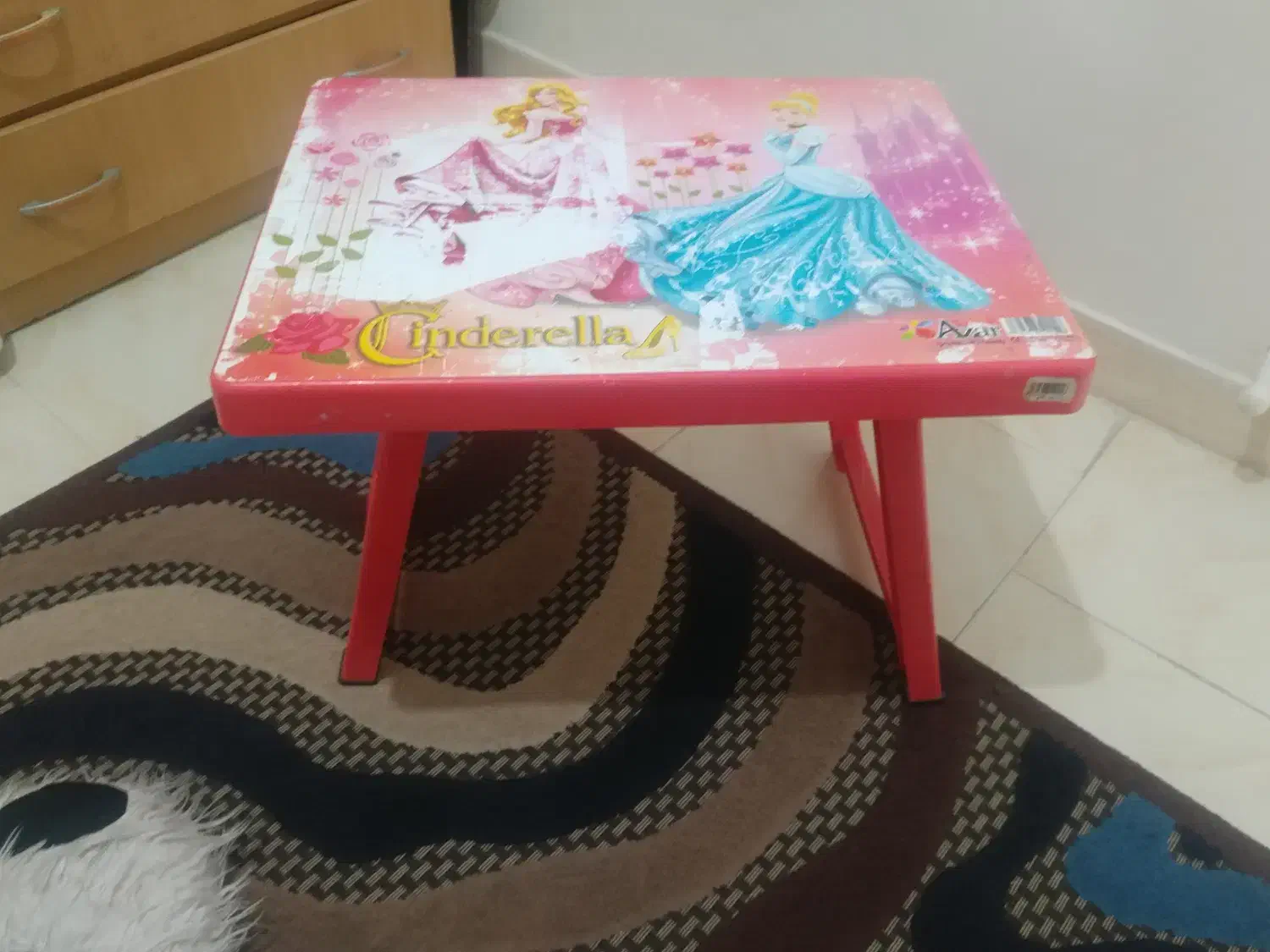 میز تحریر کودک و عروسک سگ و جاروبرقی|اسباب و اثاث بچه|مشکیندشت, |دیوار