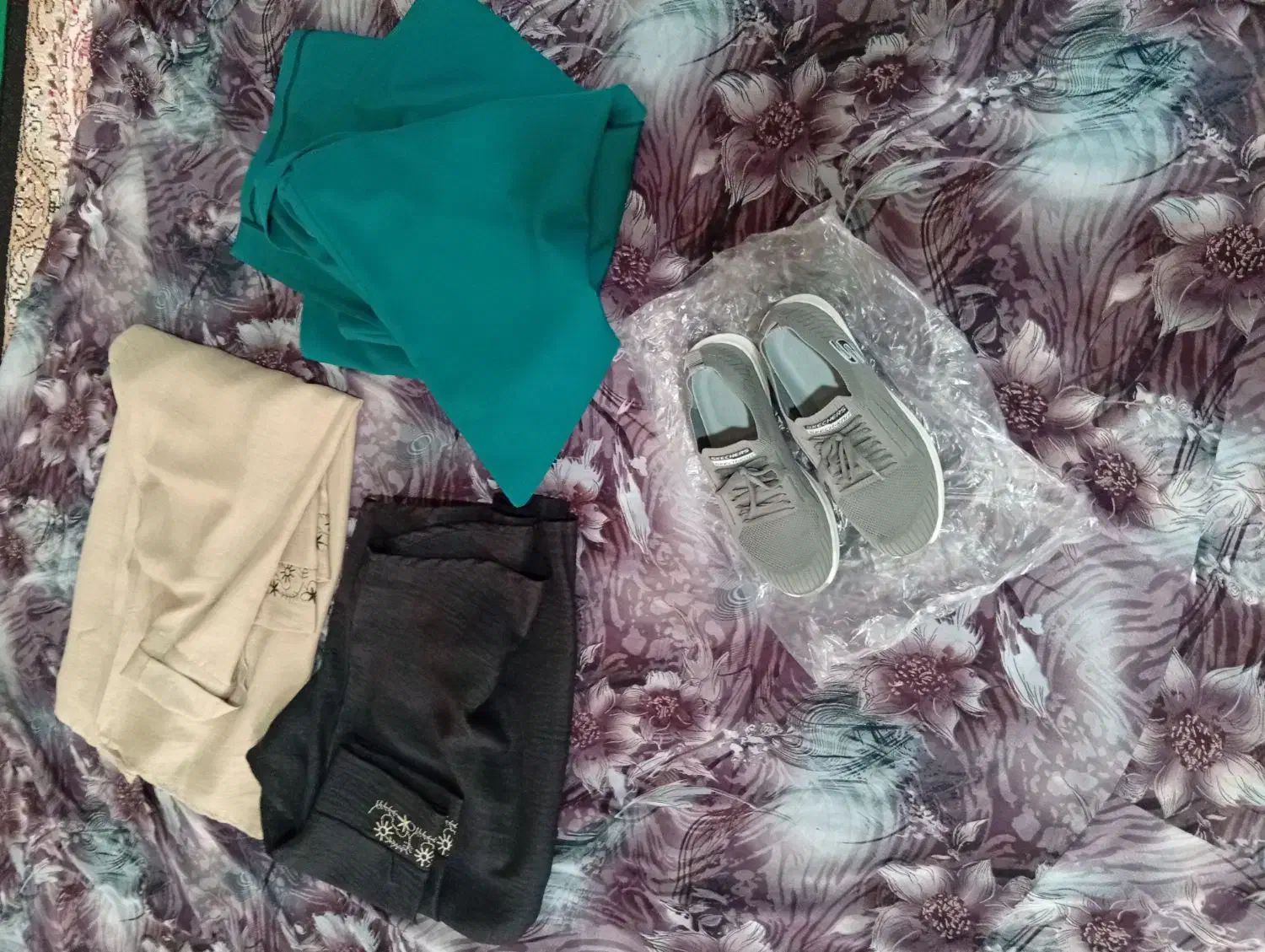 چندتکه لباس نونو|لباس|قم, نوبهار|دیوار