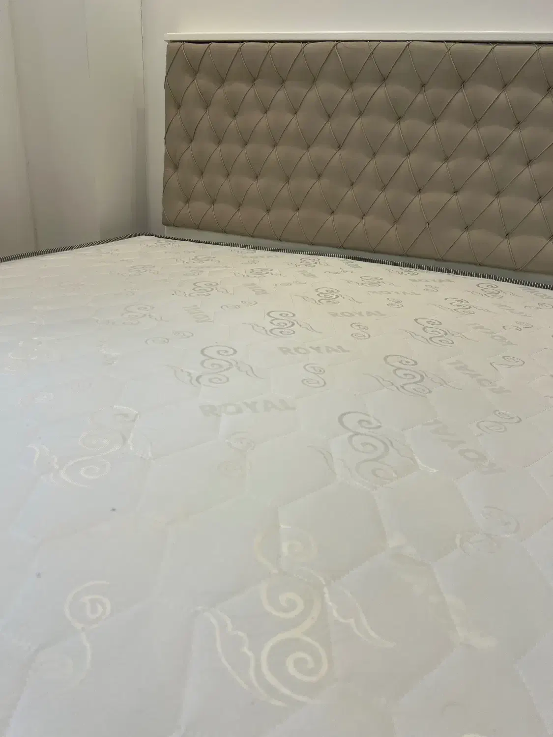 تختخواب دونفره با پایه فلزی، همراه تشک Royal|تخت و سرویس خواب|سلمانشهر, |دیوار