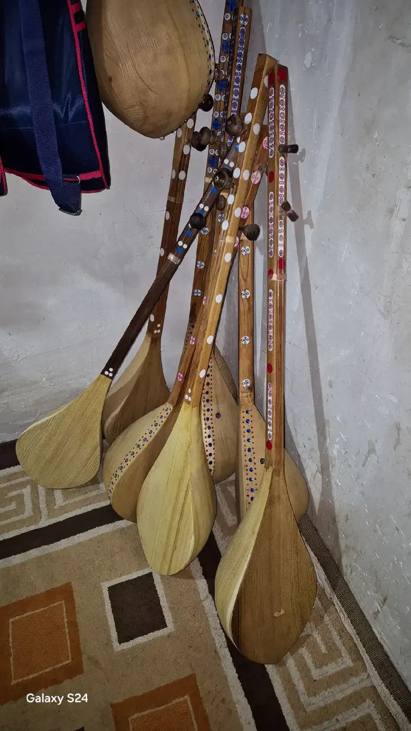 دوتار دمبوره|سازهای سنتی|قم, بیست متری ولیعصر|دیوار