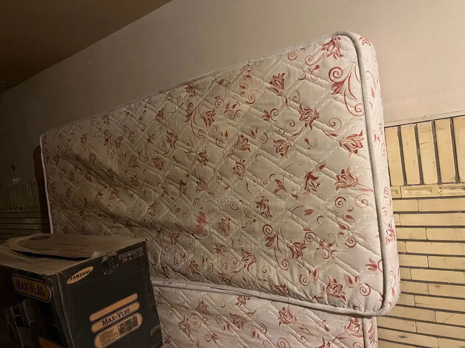 تشک دست دو سالم|تشک تختخواب|شاهینشهر, عطار|دیوار