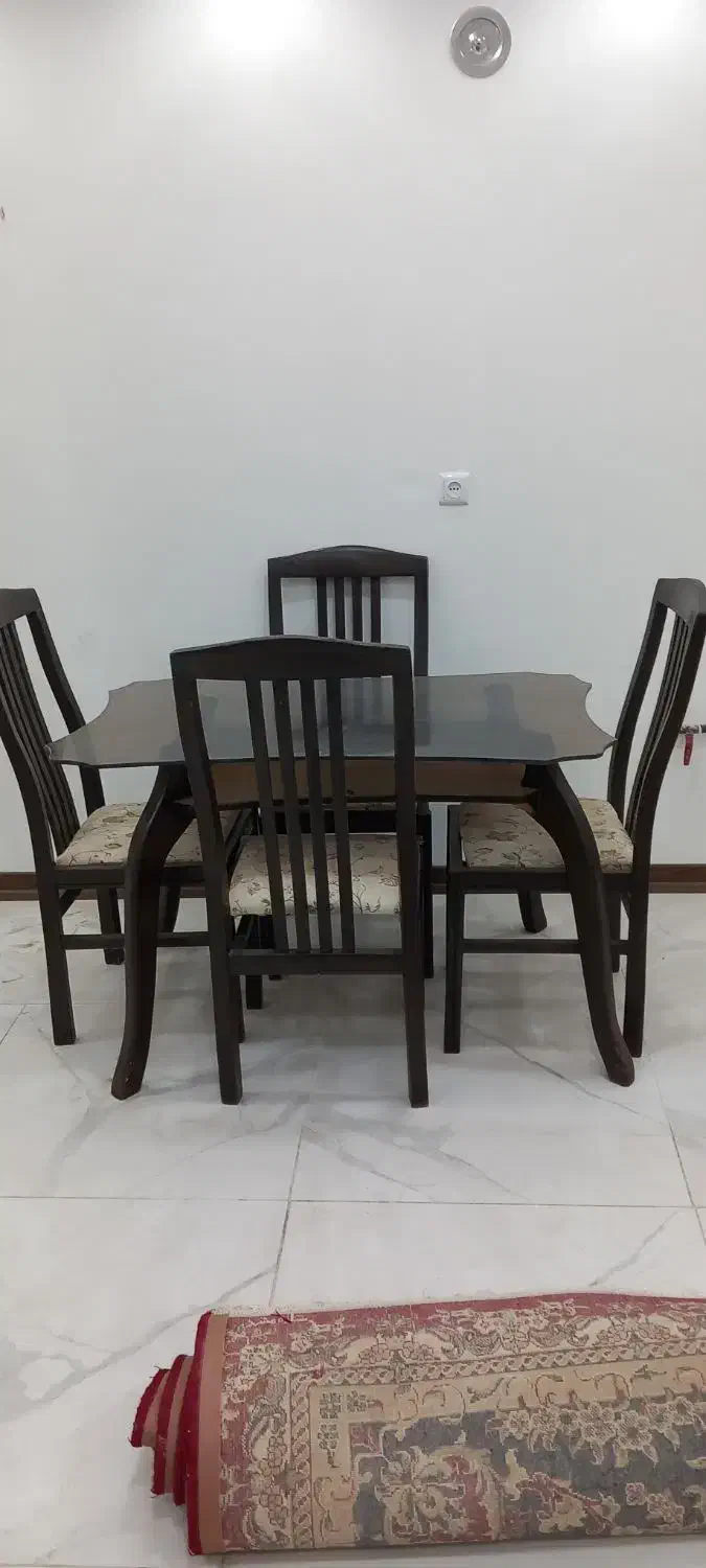 میز نهار خوری ۴ نفره در حد نو|میز و صندلی غذاخوری|مبارکه, |دیوار