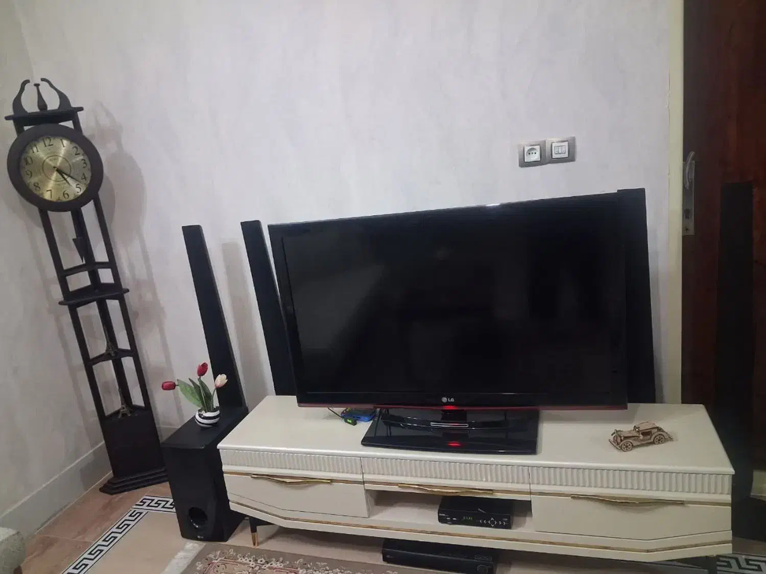تلویزیون و میز تلویزیون و باند ها و ساعت ایستاده|تلویزیون و پروژکتور|گلپایگان, |دیوار