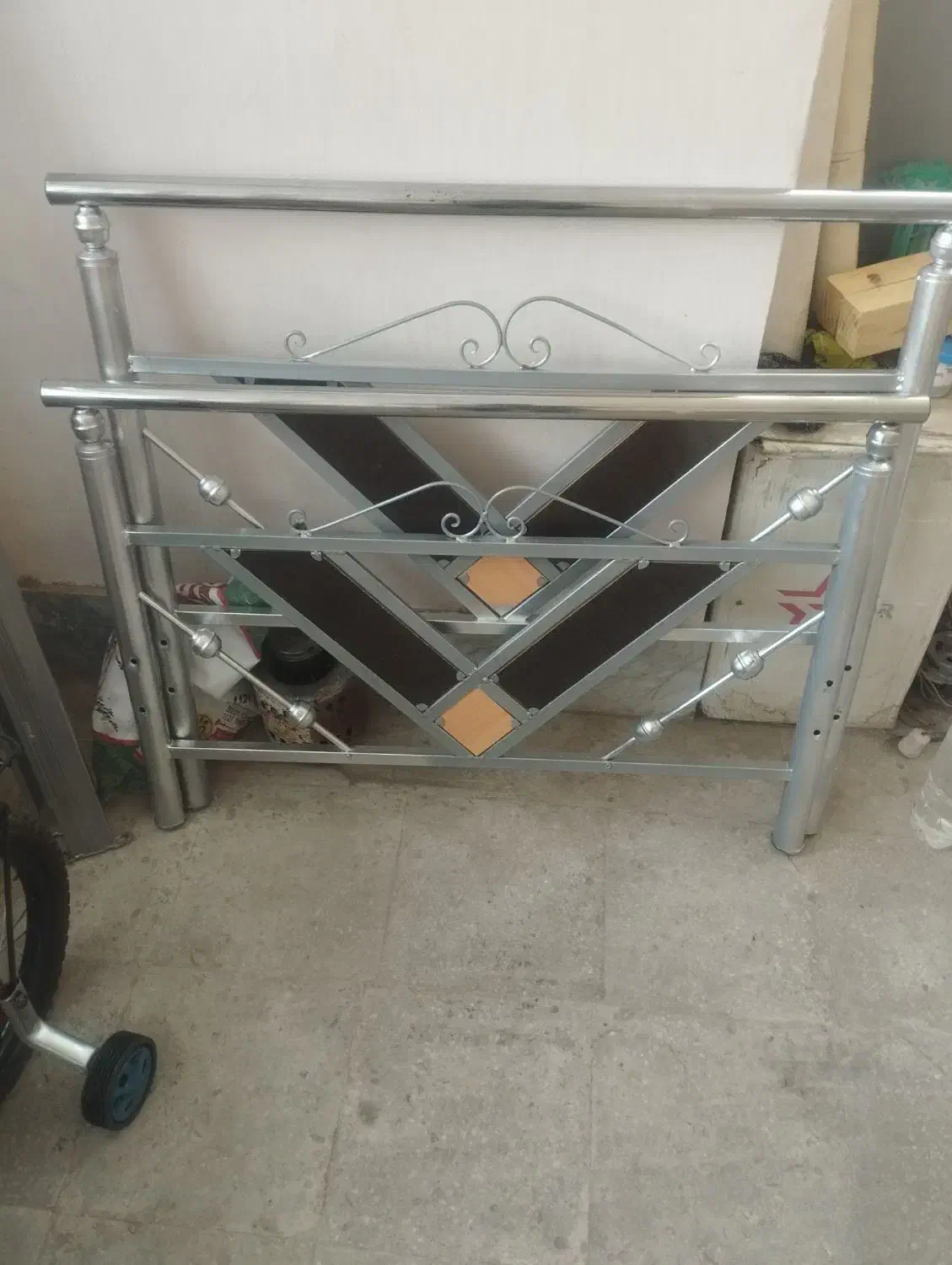 تخت خواب فلزی یک نفره و دو عدد کف تخت|تخت و سرویس خواب|بیرجند, |دیوار