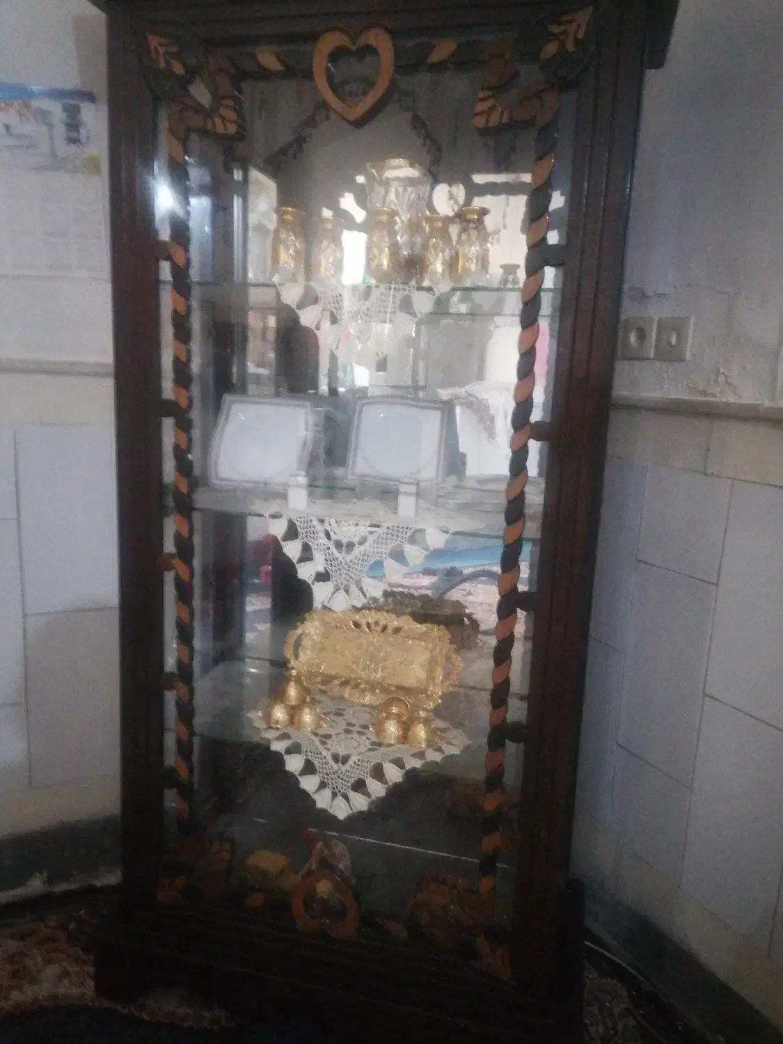 ویترین چهارطبقه|بوفه، ویترین، کنسول|قم, قلعه کامکار|دیوار