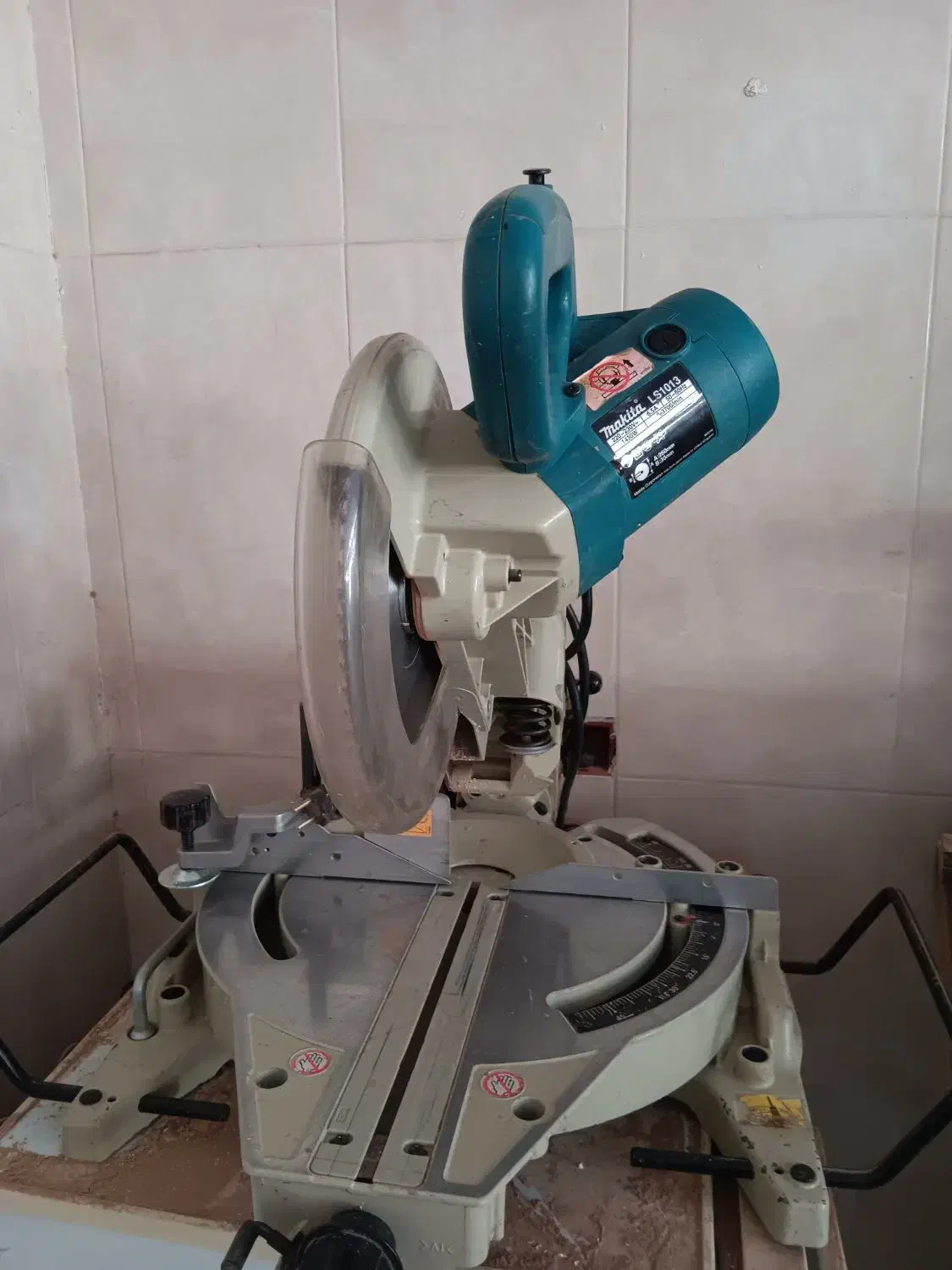 فارسی بر ماکیتا اصلی|ابزارآلات|آبیک, |دیوار