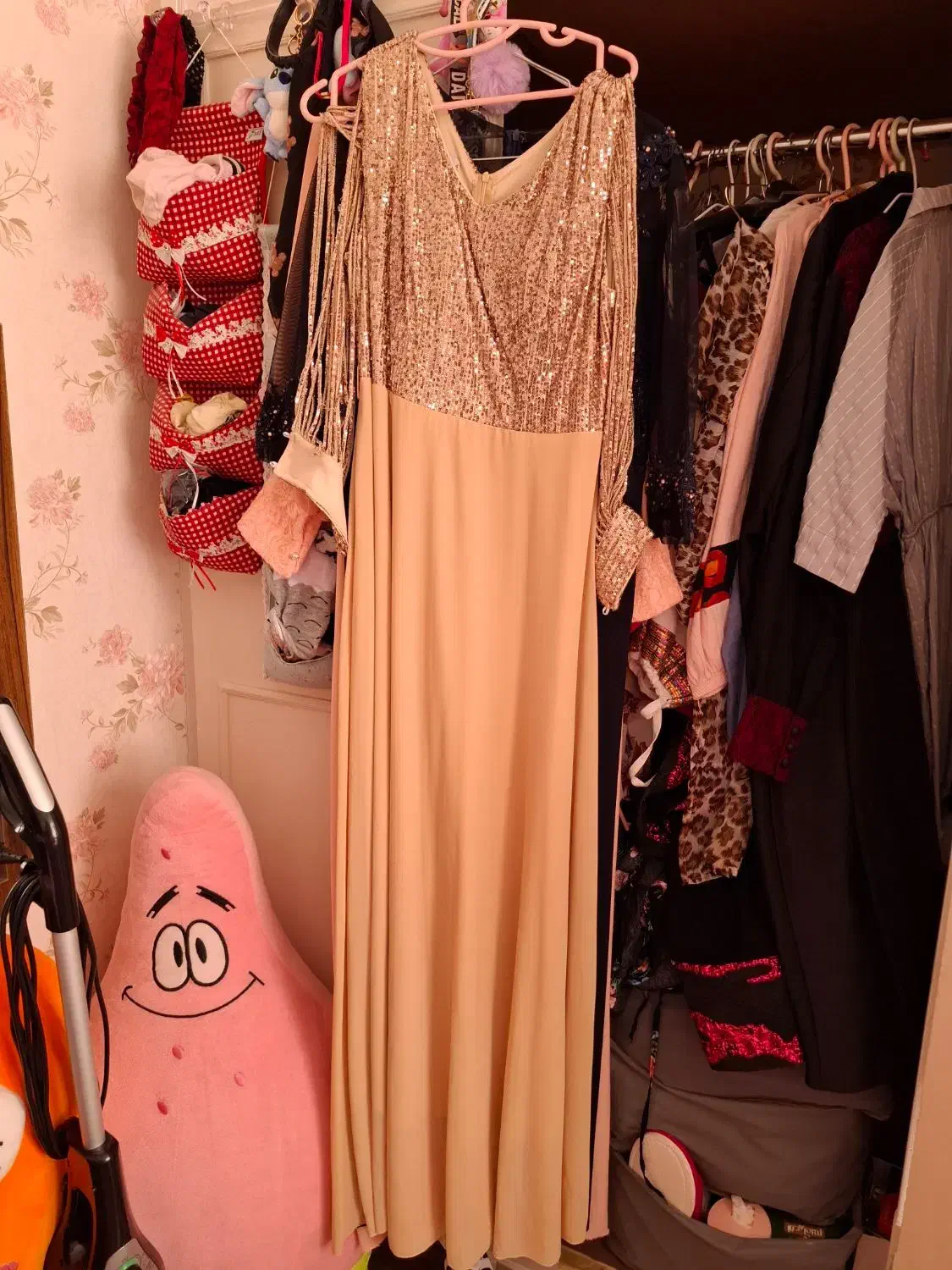 لباس در حد کاملا نو|لباس|هشتگرد, فشند|دیوار