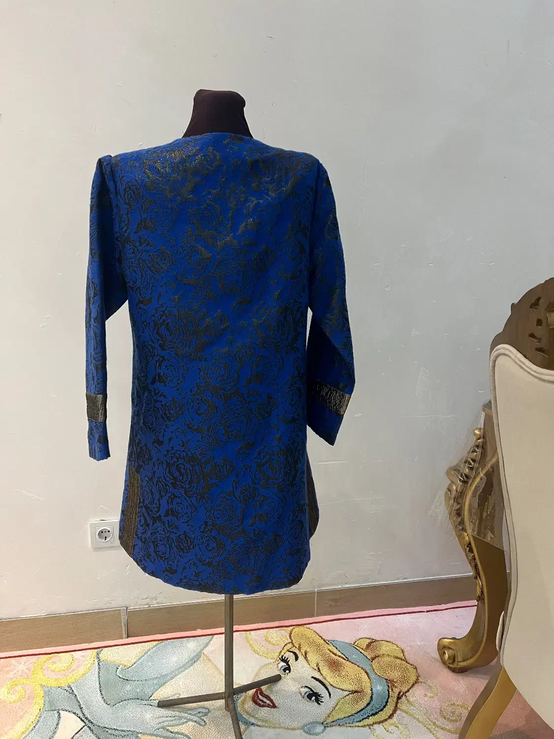 کت آبی|لباس|شهریار, شهریار|دیوار