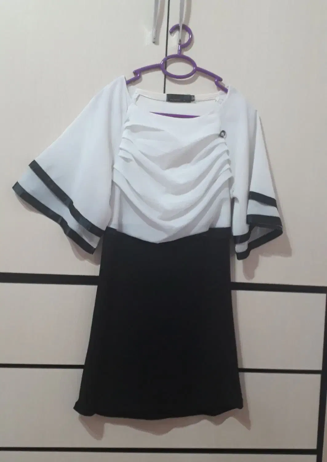 تعدادی لباس|لباس|کرمانشاه, |دیوار