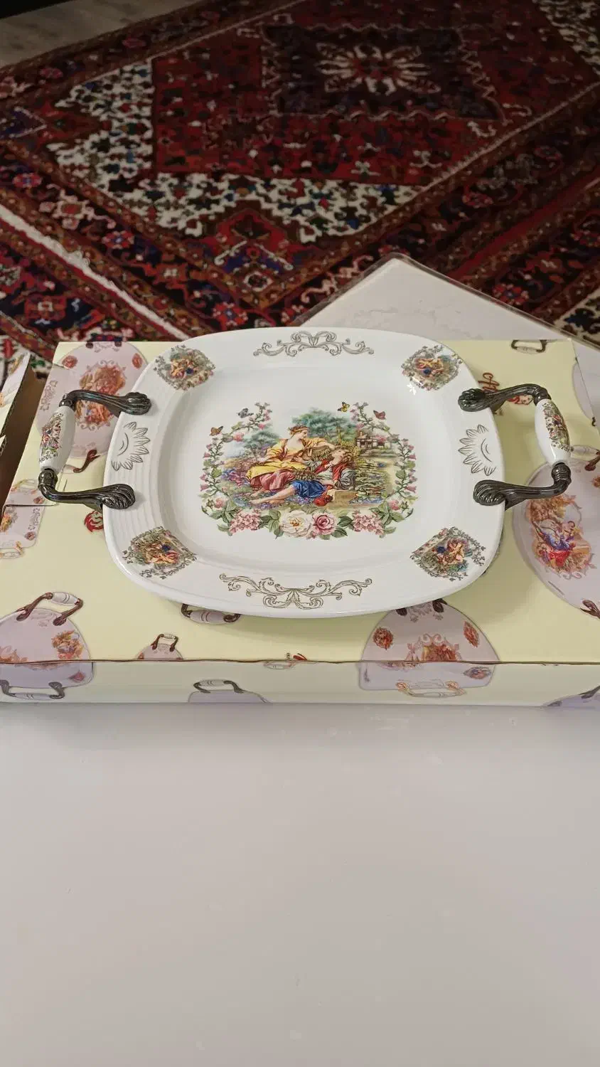 تعدادی ظرف و گل سرخی|ظروف سرو و پذیرایی|تبریز, |دیوار