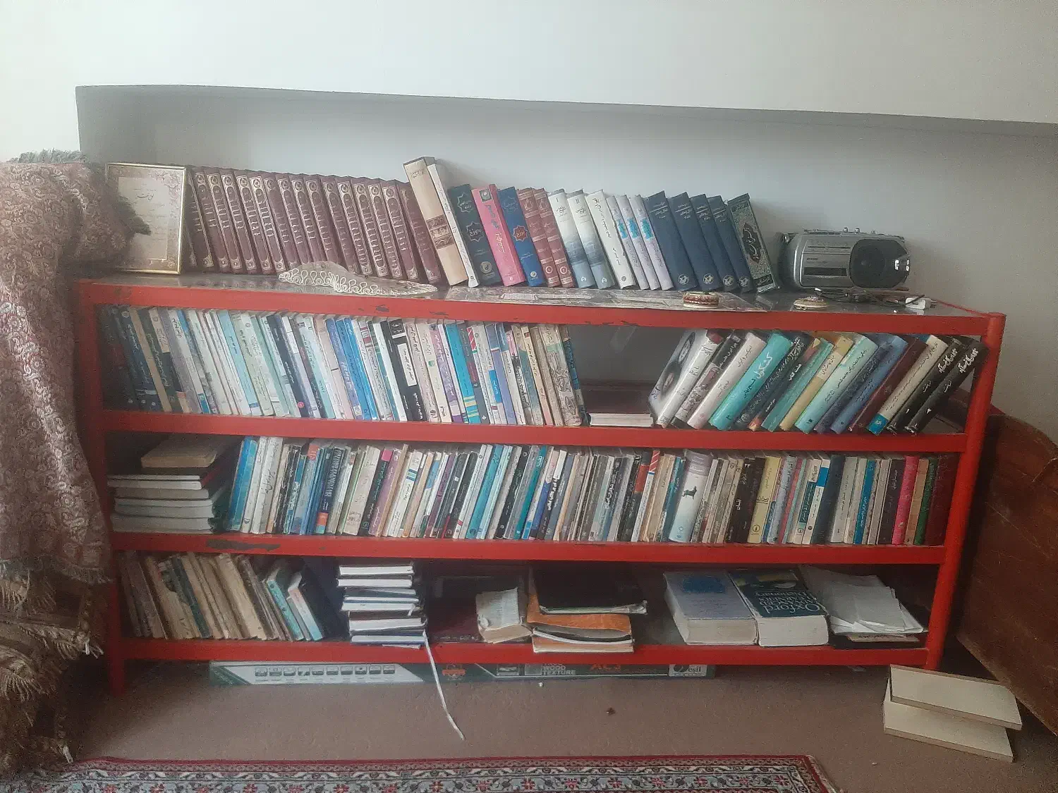 ویترین فلزی|کتابخانه، شلف، قفسههای دیواری|میانه, |دیوار