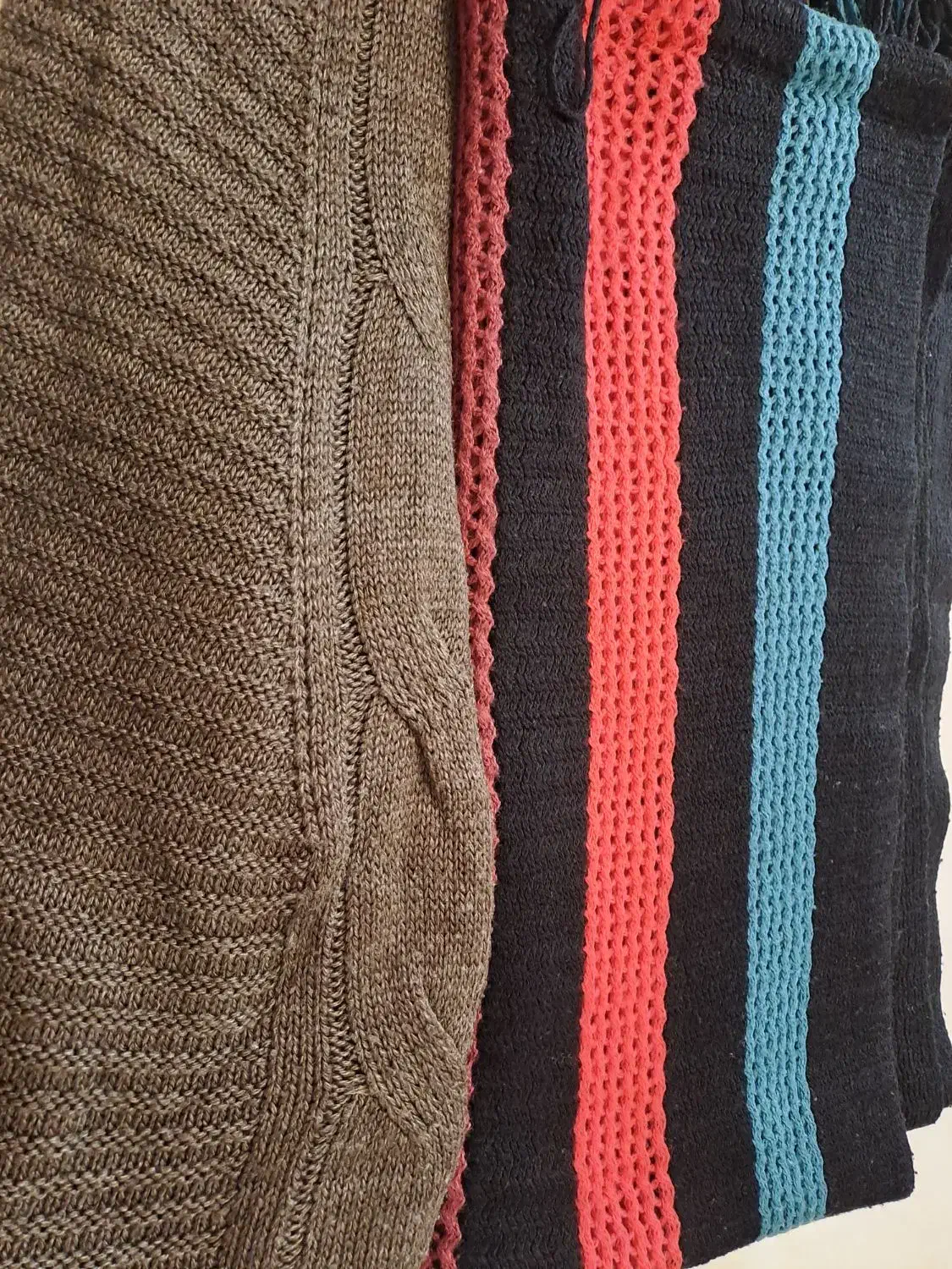 پالتو سویت و شال|لباس|ری, علایین|دیوار