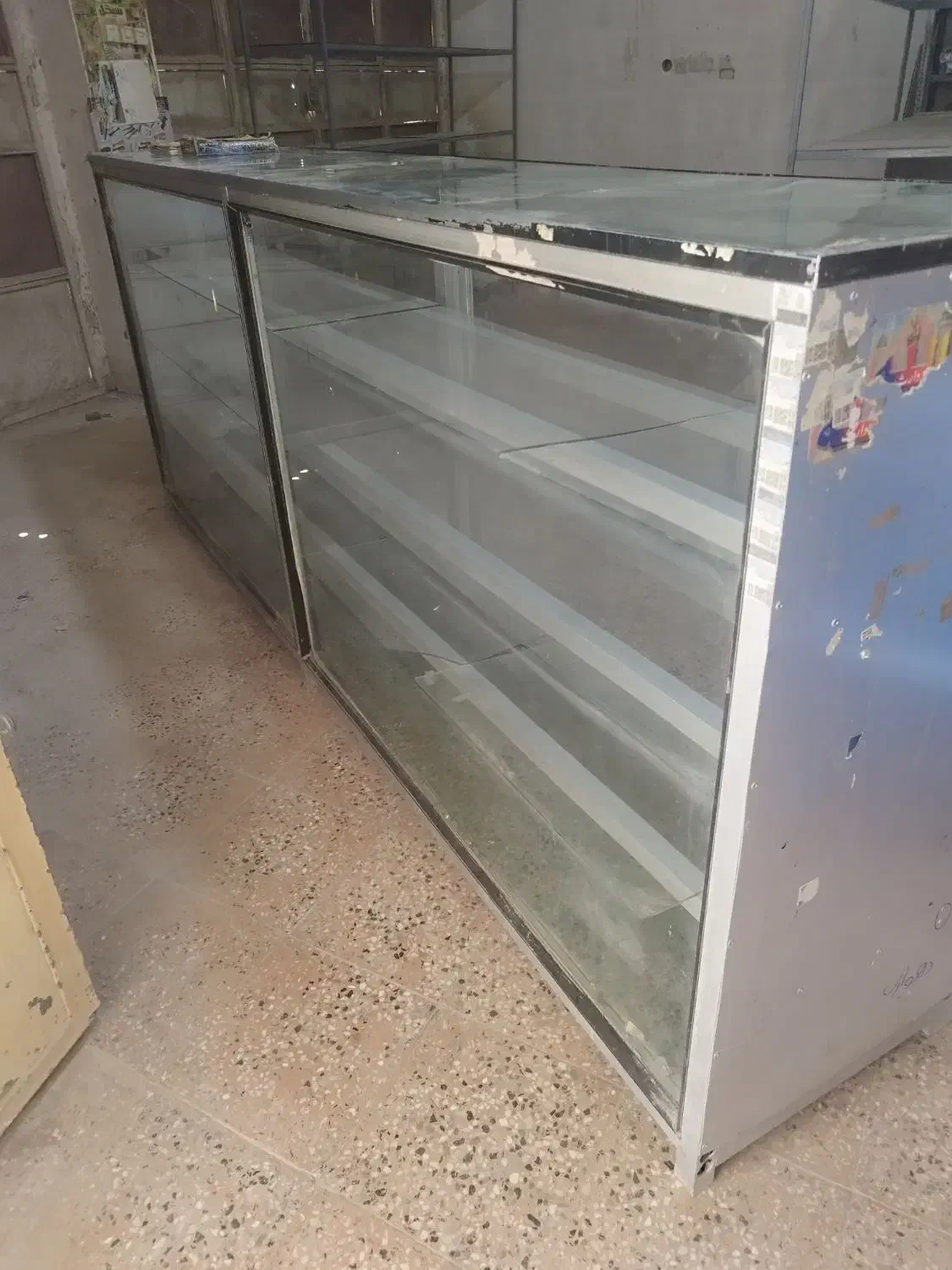 ویترین آلومینیومی جنس محکم در ابعاد تقریبی ۲/۸۰*50|بوفه، ویترین، کنسول|سراوان, |دیوار