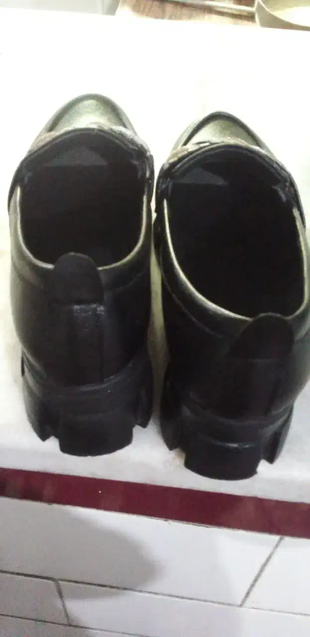 کفش|کیف، کفش، کمربند|بم, |دیوار