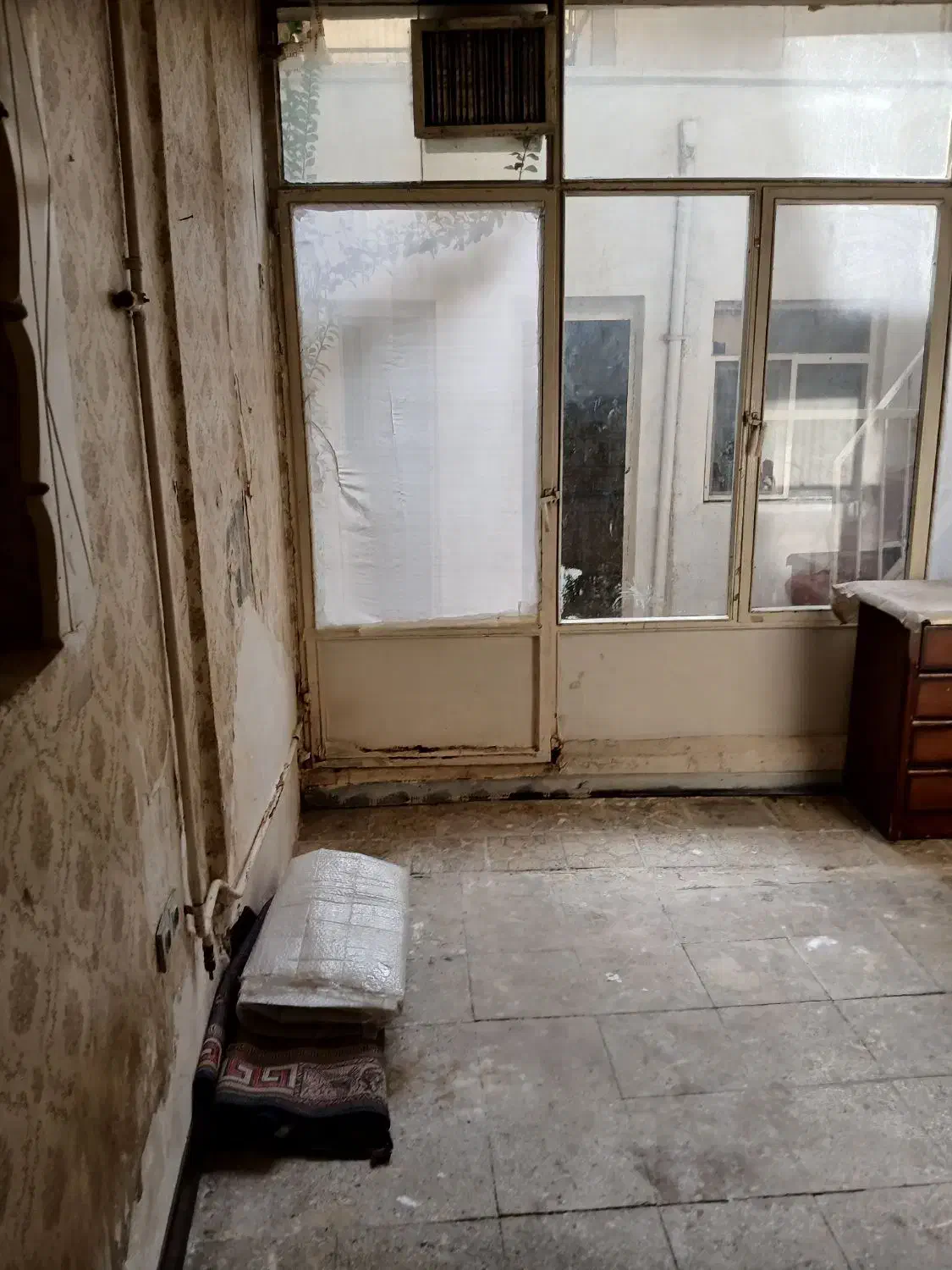 حیاط دربستی ۵۰متر ۲طبقه یک سرویس.تخلیه.