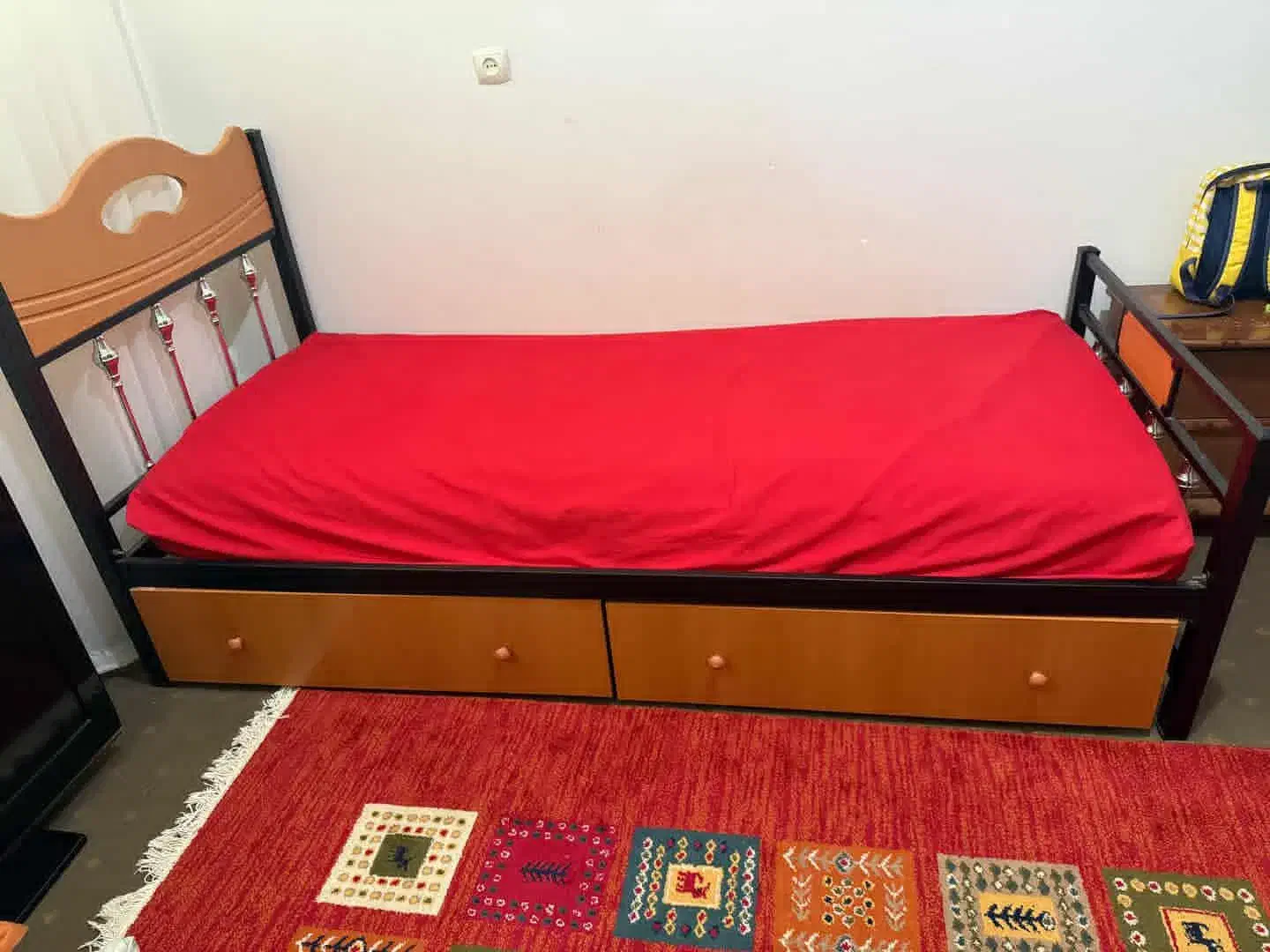 تختخواب یک نفره  همراه با تشک و  در حد نو|تشک تختخواب|مرودشت, فاز دوم شهرک فرهنگیان|دیوار