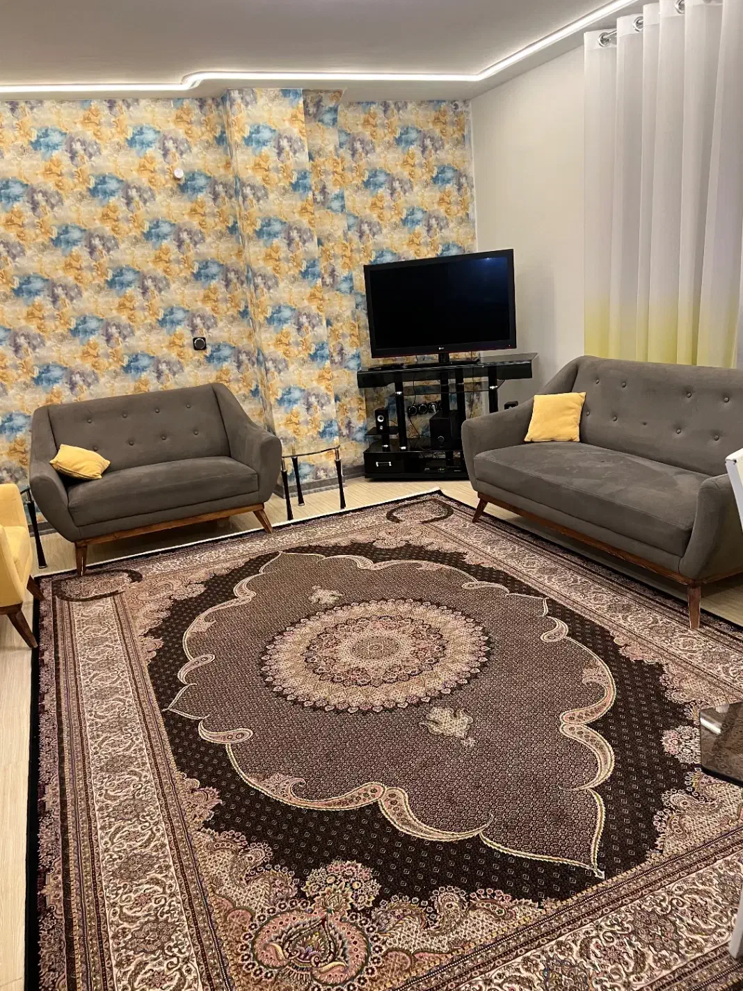 ال سی دی ال جی 42|تلویزیون و پروژکتور|صدرا-فارس, فاز ۱|دیوار