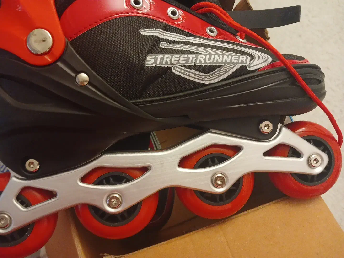 اسکیت قرمز سایز ۳۸ تا ۴۱ نو|دوچرخه، اسکیت، اسکوتر|کرج, جهان‌شهر|دیوار