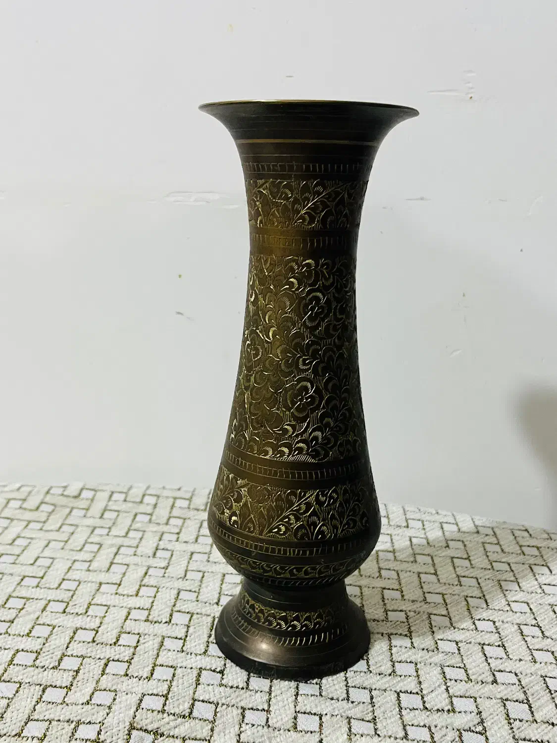 گلدان تراش خورده برنجی|کلکسیون اشیاء عتیقه|رباطکریم, رباطکریم|دیوار