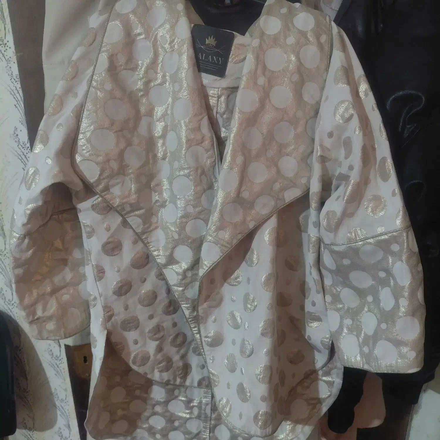 مانتو وپالتو|لباس|صحنه, |دیوار