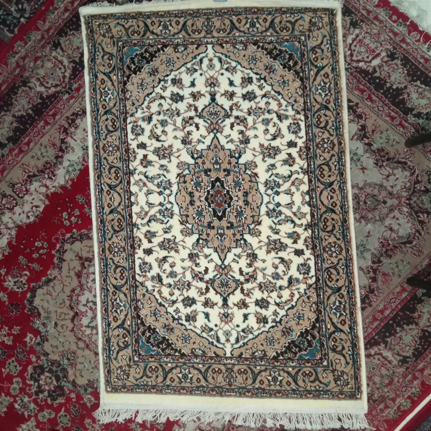 تعدادی فرش کاشان نو - یک در یک نیم متر (۱ در ۱.۵)|فرش|کرج, کوی امامیه|دیوار