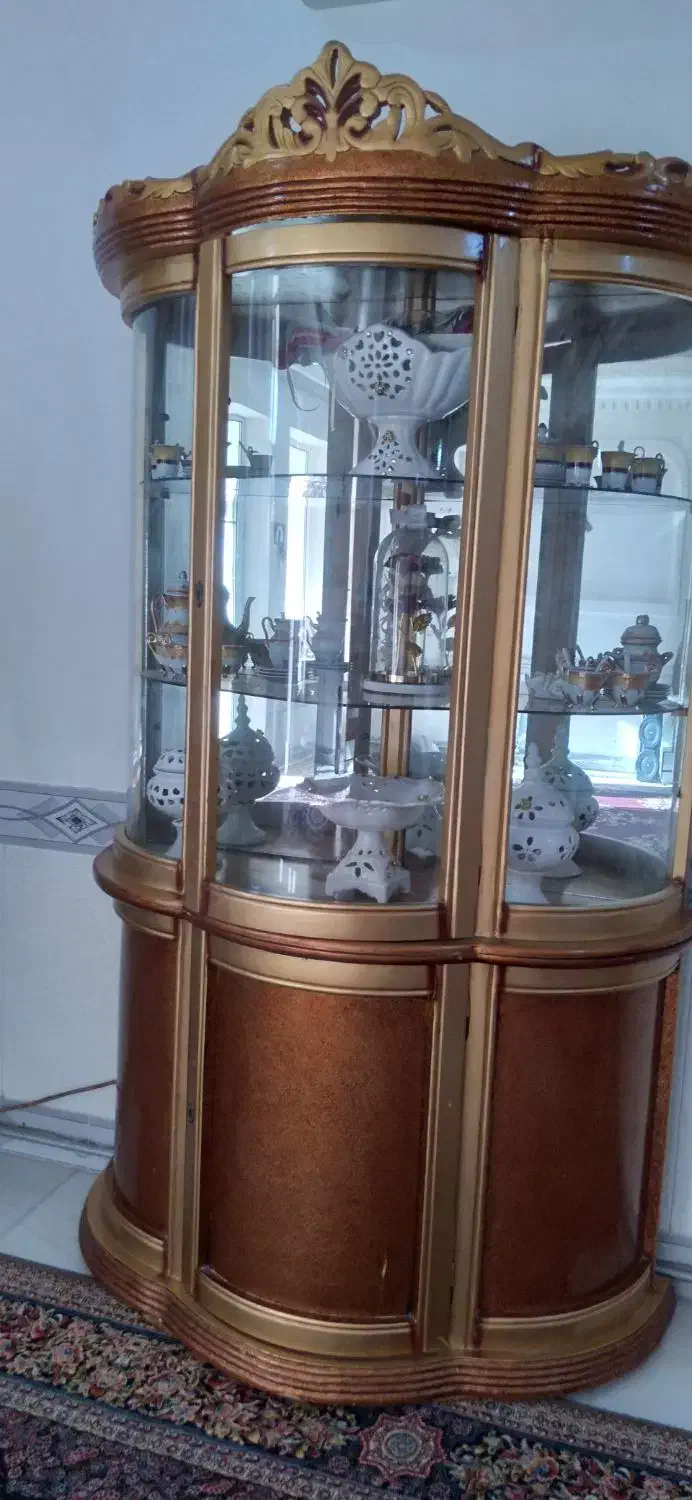 ویترین در حد نو بدون خط و خش|بوفه، ویترین، کنسول|لیلان, |دیوار