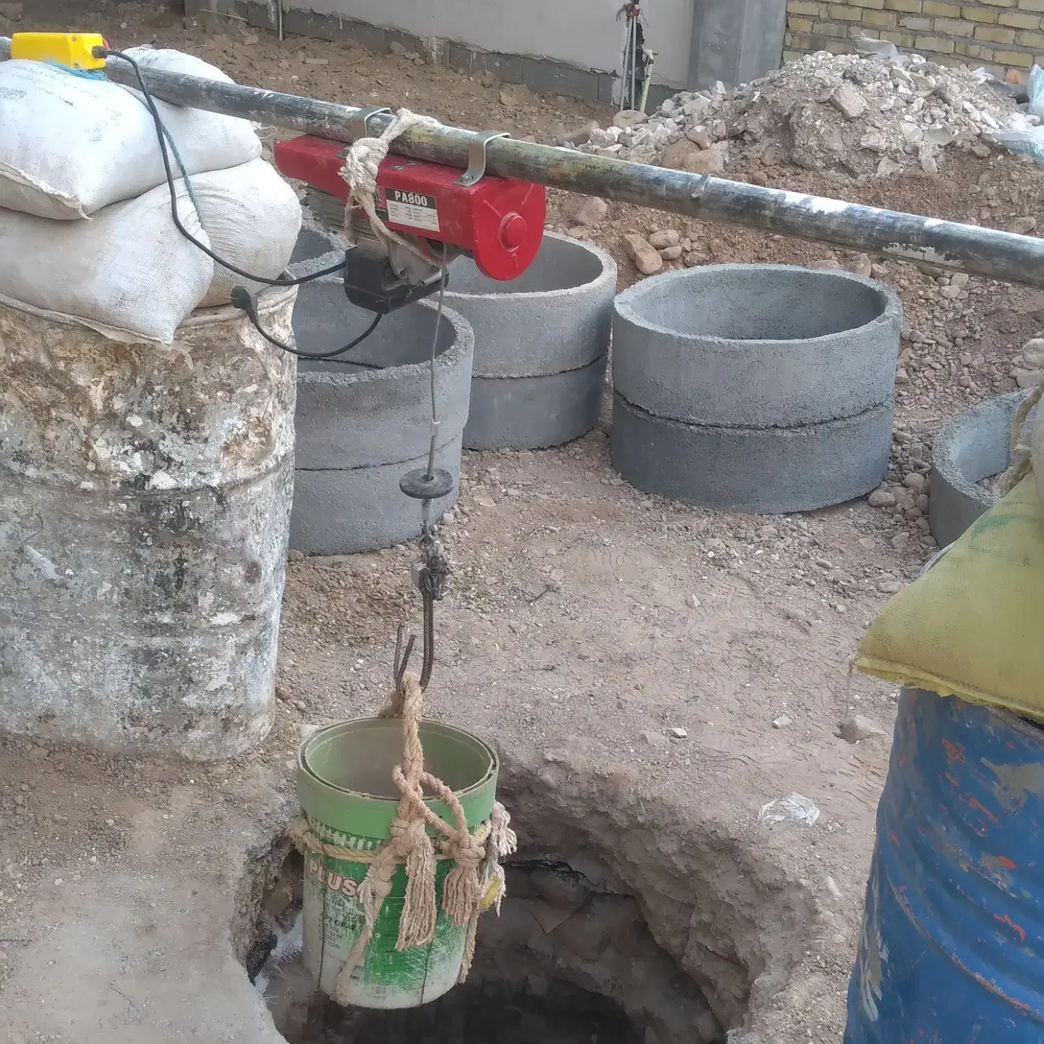 مقنی، چاه کن جوان ماهر|خدمات پیشه و مهارت|اسفراین, |دیوار