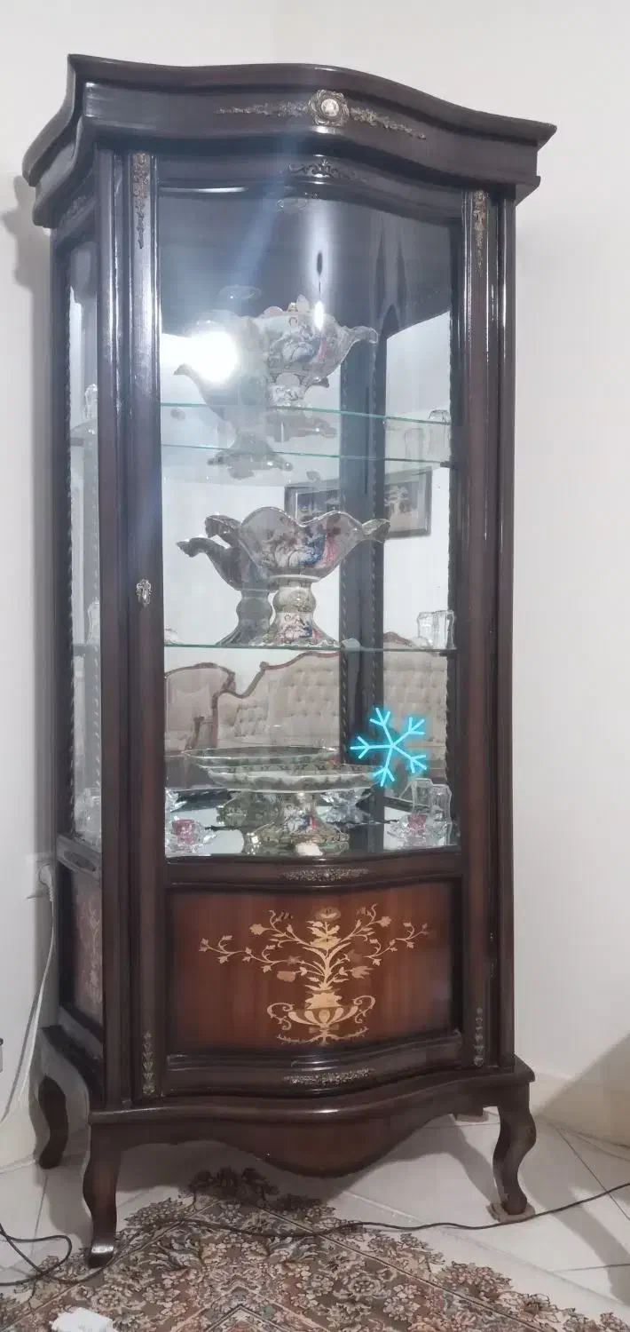 فروش میز تلویزیون و ویترین و یک دست مبل ۷ نفره|بوفه، ویترین، کنسول|تهران, والفجر (افسریه)|دیوار